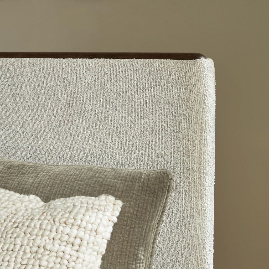 Lit capitonné — Sa silhouette épurée est adoucie par un tissu de type bouclé