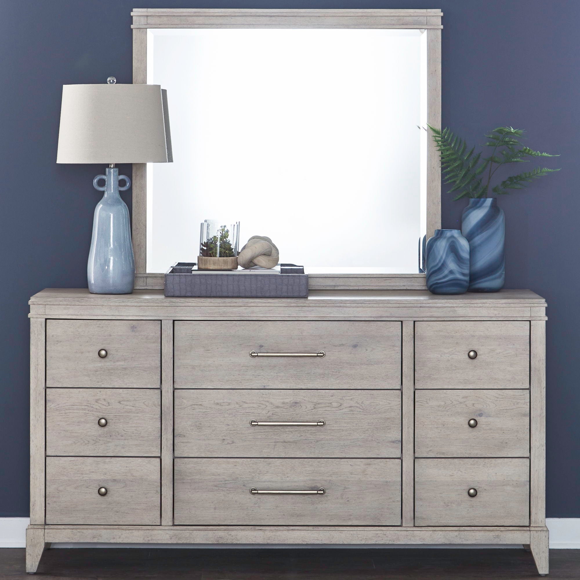 Commode et miroir - Blanc Sanctuaire — offre un style transitionnel mêlant éléments traditionnels et contemporains