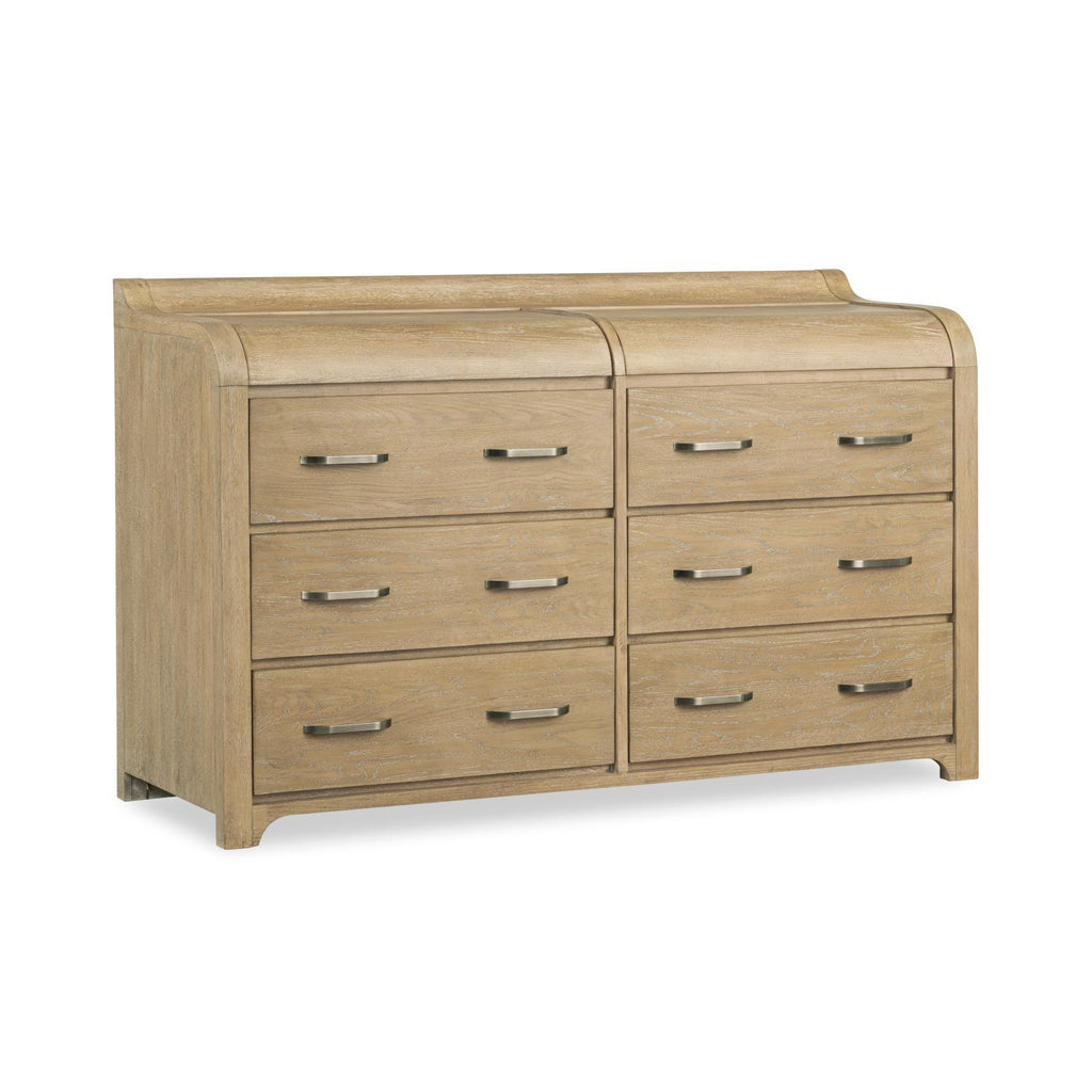 Commode 6 tiroirs - Sandstone — La finition douce Sandstone est accentuée par des poignées en argent brossé, créant une ligne épurée
