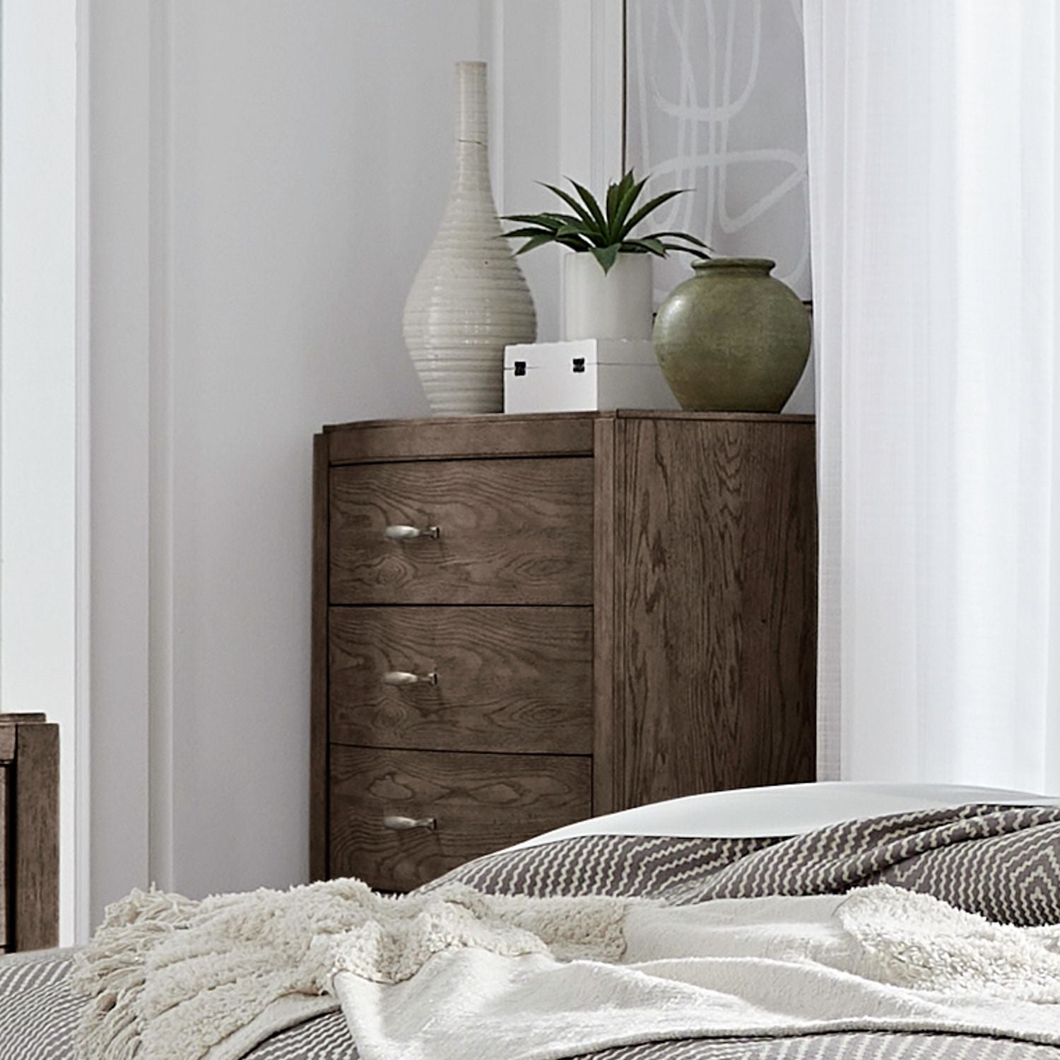 Commode à 5 tiroirs — Le style contemporain se caractérise par un design qui transmet énergie et imagination tandis que les silhouettes créent une
