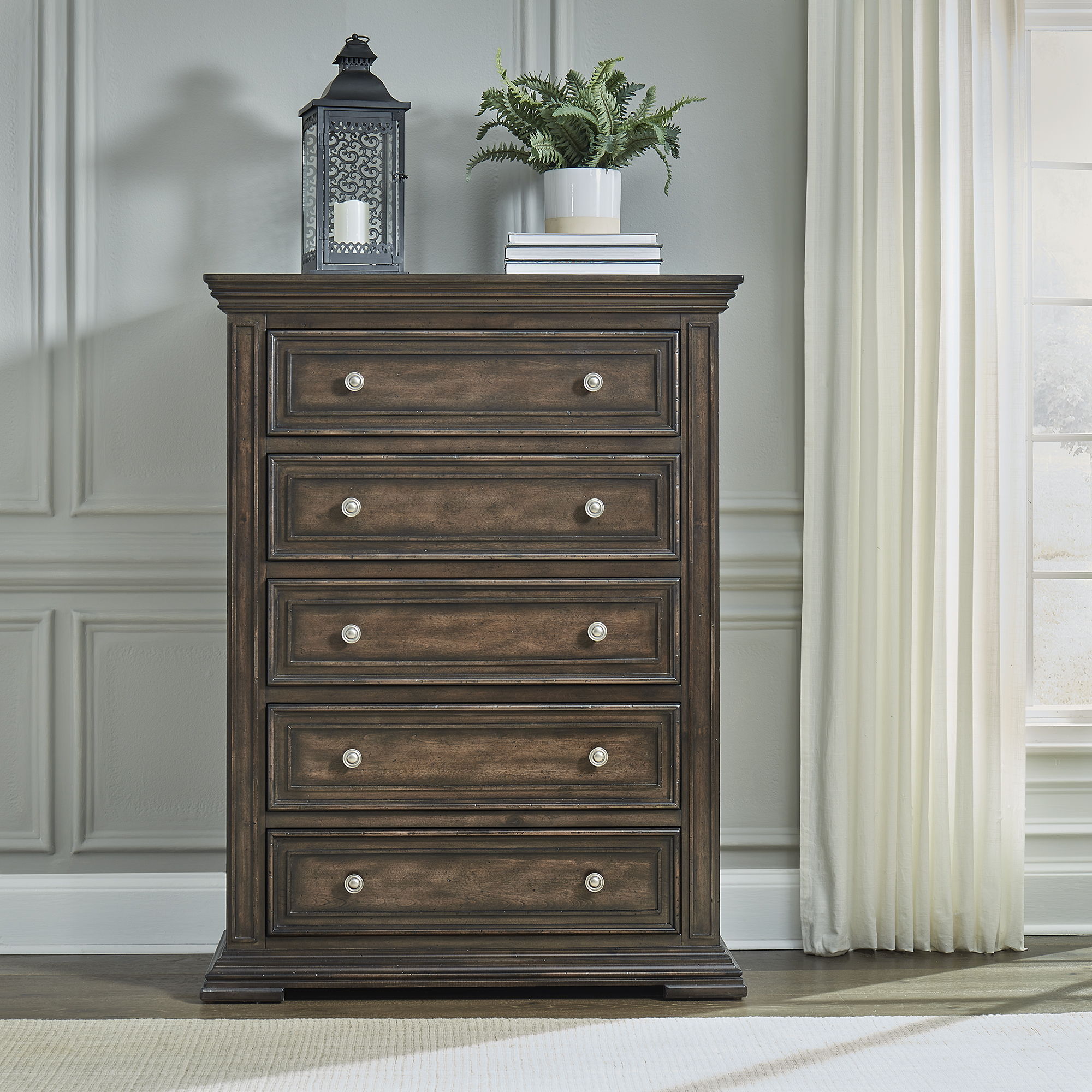 Commode 5 tiroirs — Cette commode allie à la perfection le design traditionnel et le style moderne actuel.