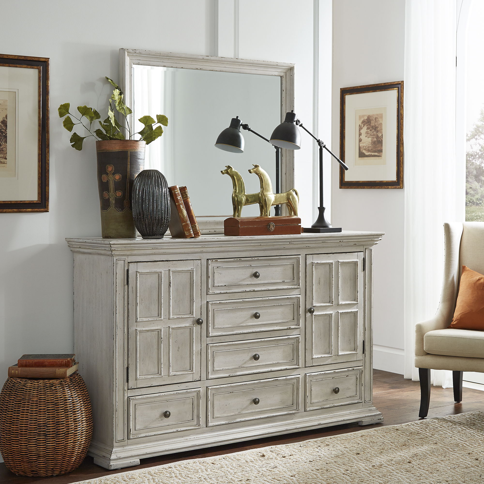 Commode et miroir — Fabriqués en bois d'hévéa massif avec des placages de bouleau, cet ensemble présente une finition « brownstone » très vieillie.