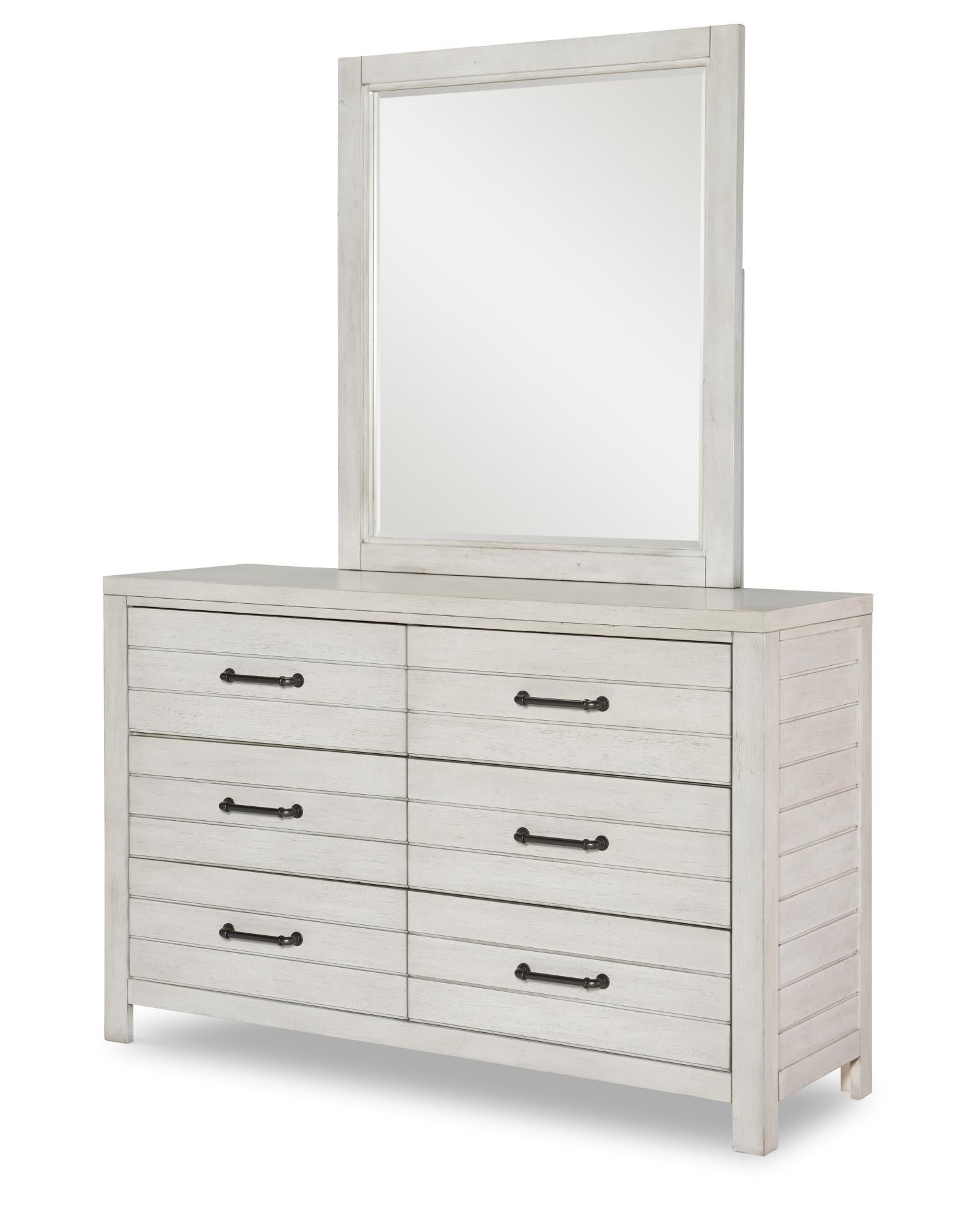 Commode — les détails des lattes sur les côtés et les façades des tiroirs ainsi que les plateaux épais ajoutent une touche rustique moderne à l'esthétique de l'ensemble.