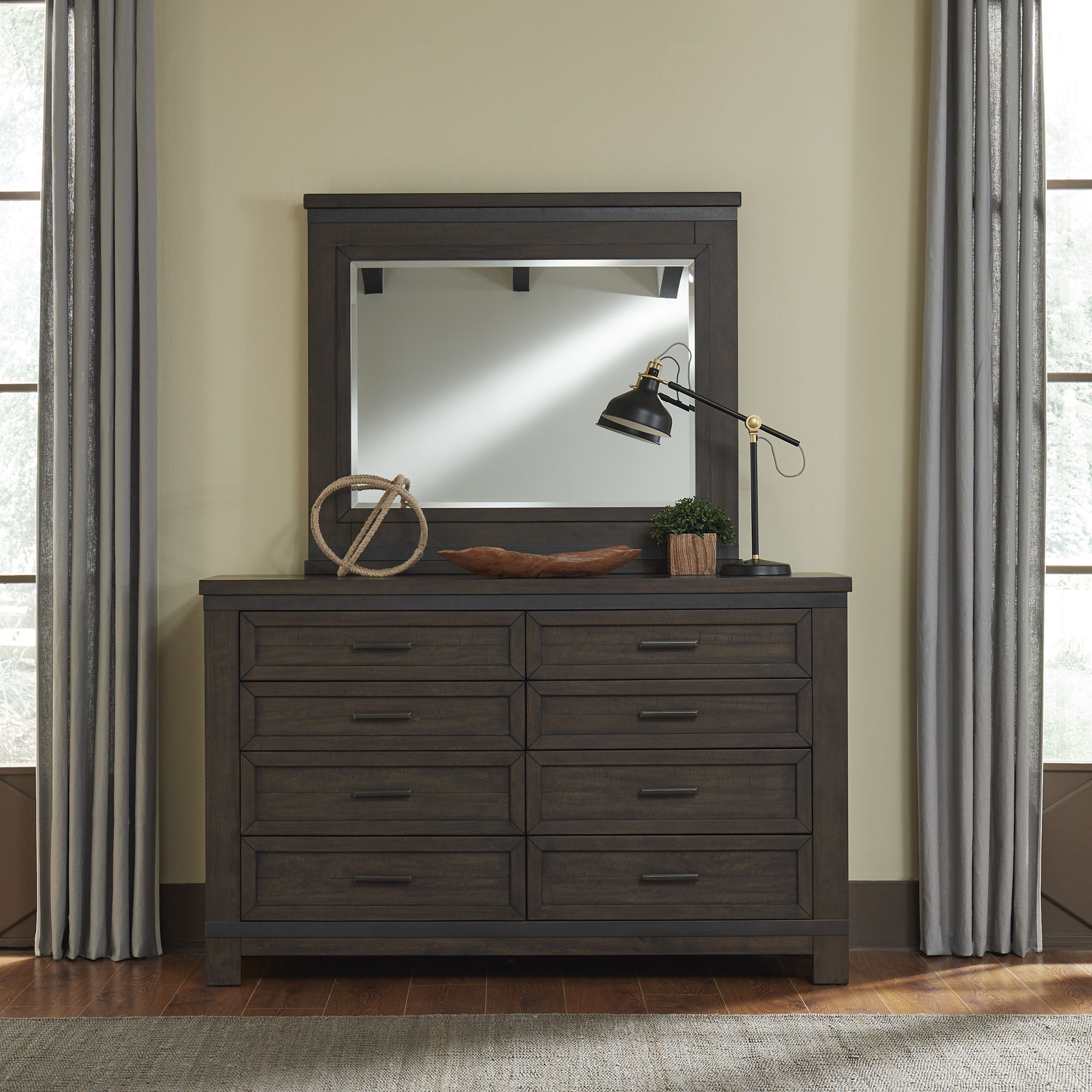 Commode et miroir – Brun battu par le roc — contemporain-Un mélange de matériaux avec des finis vieillis et des tissus texturés