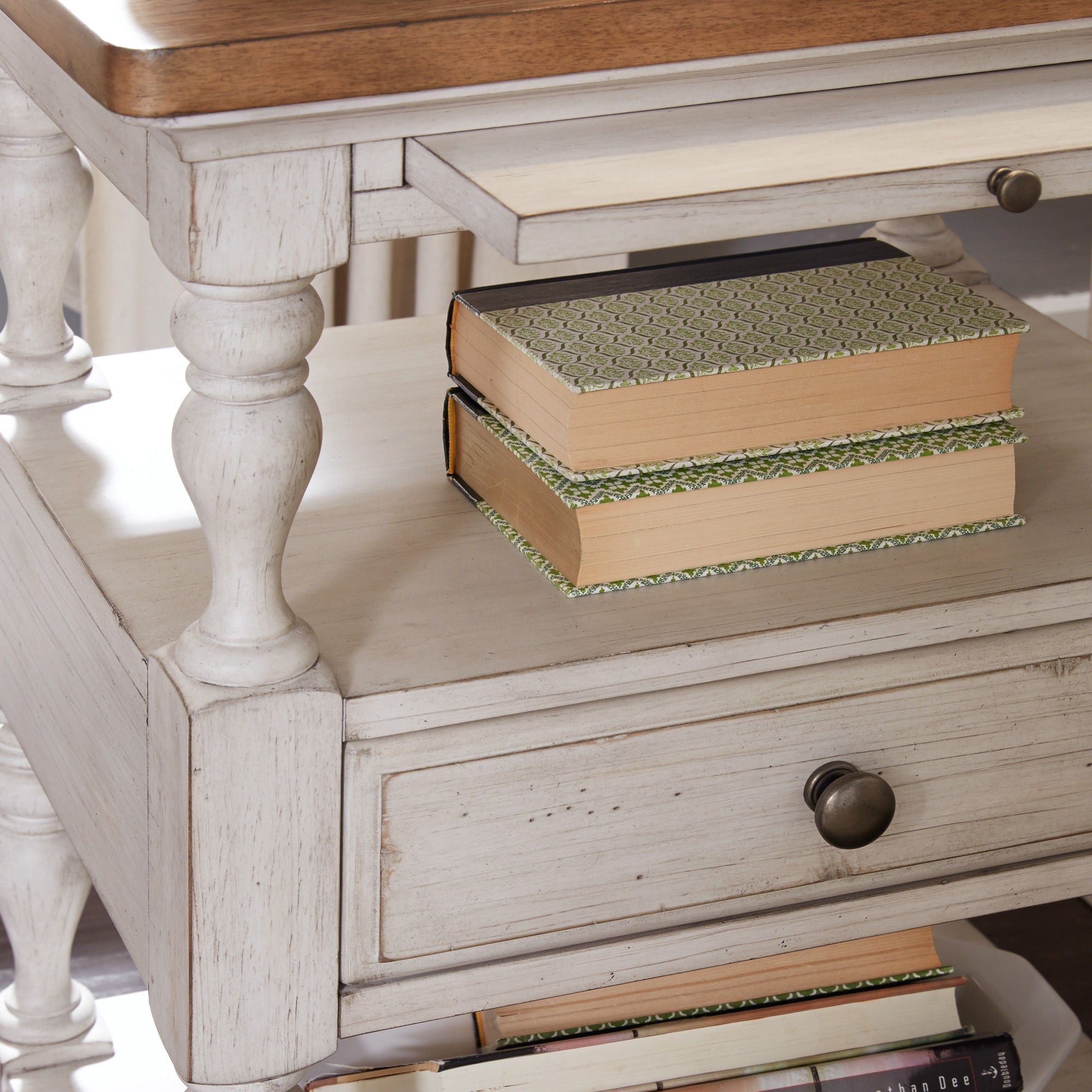 Table de chevet à 1 tiroir - Blanc antique / Dessus couleur châtaigne — ajoutez un style décontracté et vous obtenez un look classique avec une touche informelle.