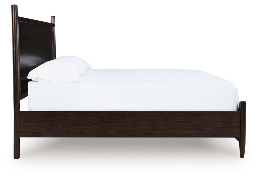 Lit à panneaux — Son design à la fois simple et chic, avec des cadres en bois arrondis et une riche finition merlot, dégage une atmosphère urbaine.