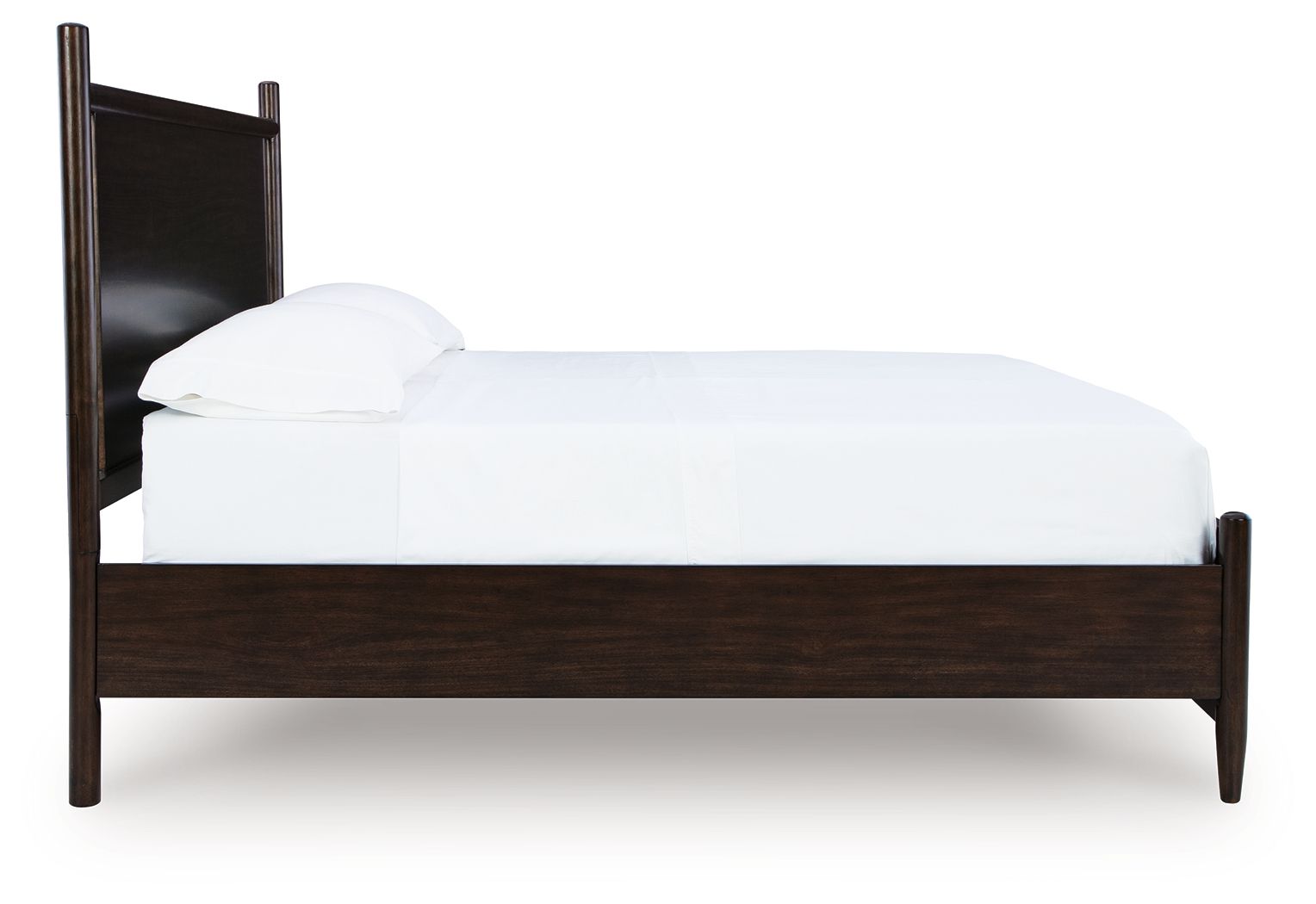 Lit à panneaux — Son design à la fois simple et chic, avec des cadres en bois arrondis et une riche finition merlot, dégage une atmosphère urbaine.