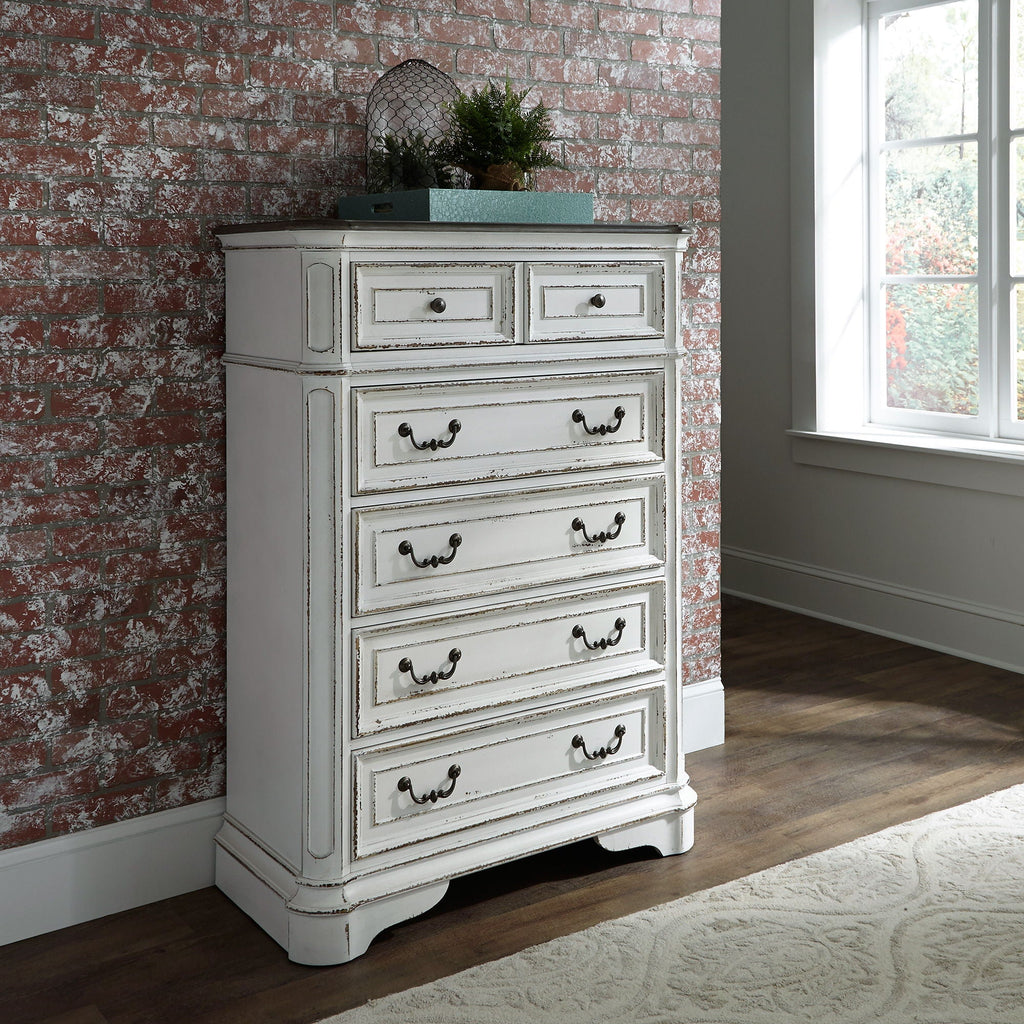 Commode 5 tiroirs — Des finitions antiques chaleureuses et un vieillissement artistique, associés à des dimensions généreuses, un ensemble à transmettre de génération en génération