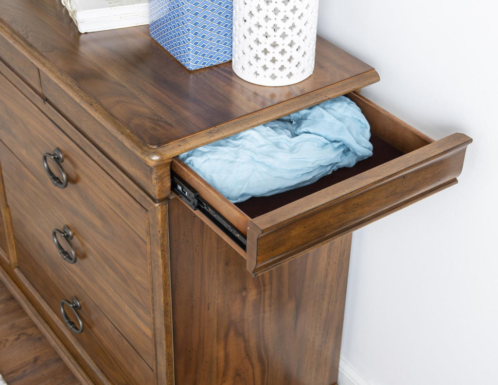 Commode – Noyer Héritage — cette collection allie un design intemporel à une fonctionnalité bien pensée pour les chambres et les salles à manger