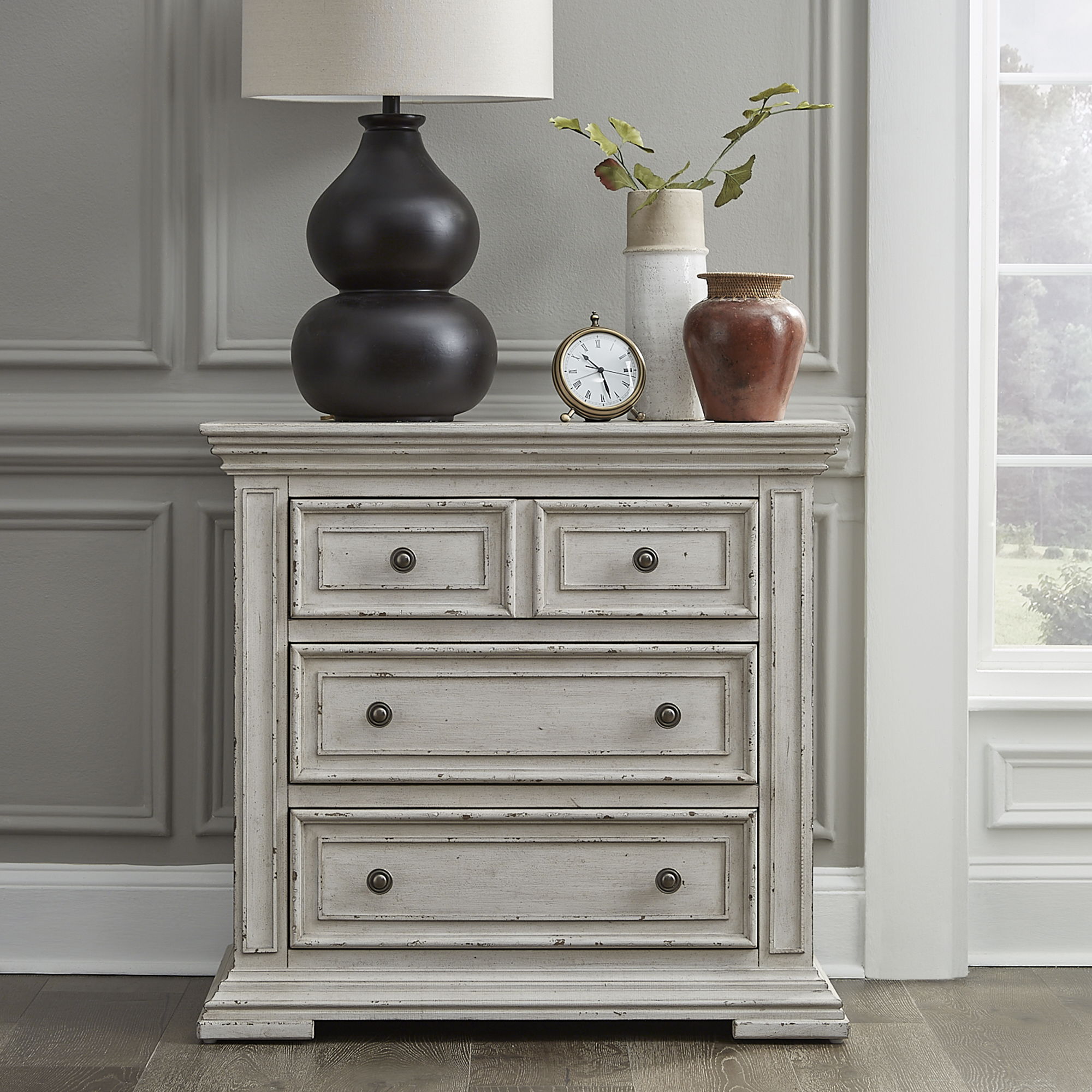 Commode de chevet avec station de recharge — Les façades de tiroir encadrées de bois et les pieds blocs complètent ce look traditionnel.