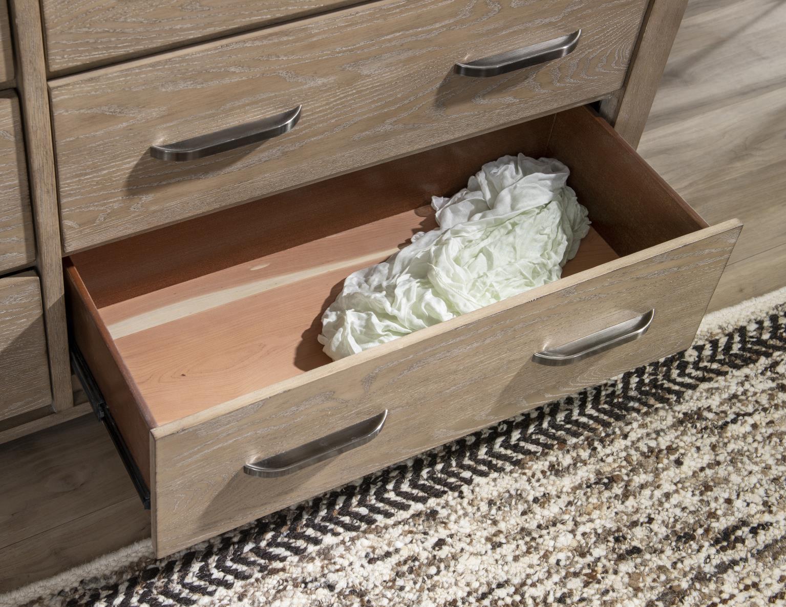 Commode 6 tiroirs - Sandstone — La finition douce Sandstone est accentuée par des poignées en argent brossé, créant une ligne épurée