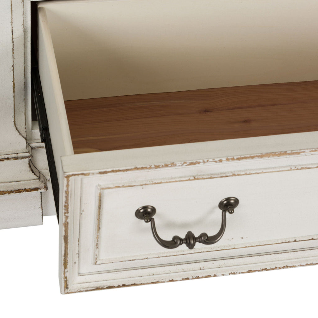Commode et miroir - Blanc antique — Des poignées et des anneaux de style ancien en étain antique ajoutent la touche finale aux meubles.