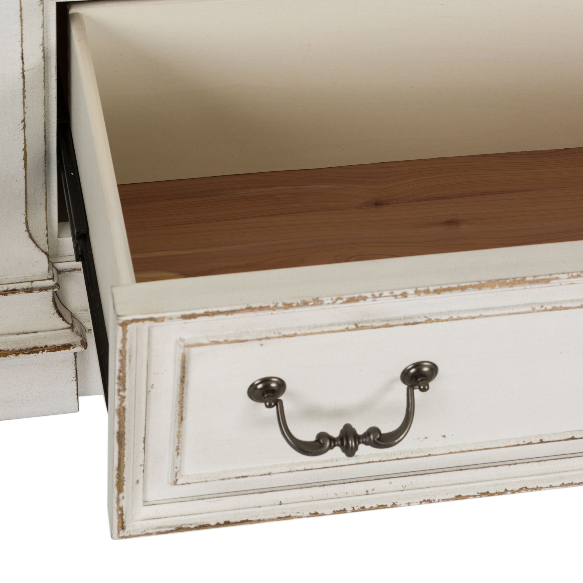 Commode et miroir - Blanc antique — Des poignées et des anneaux de style ancien en étain antique ajoutent la touche finale aux meubles.