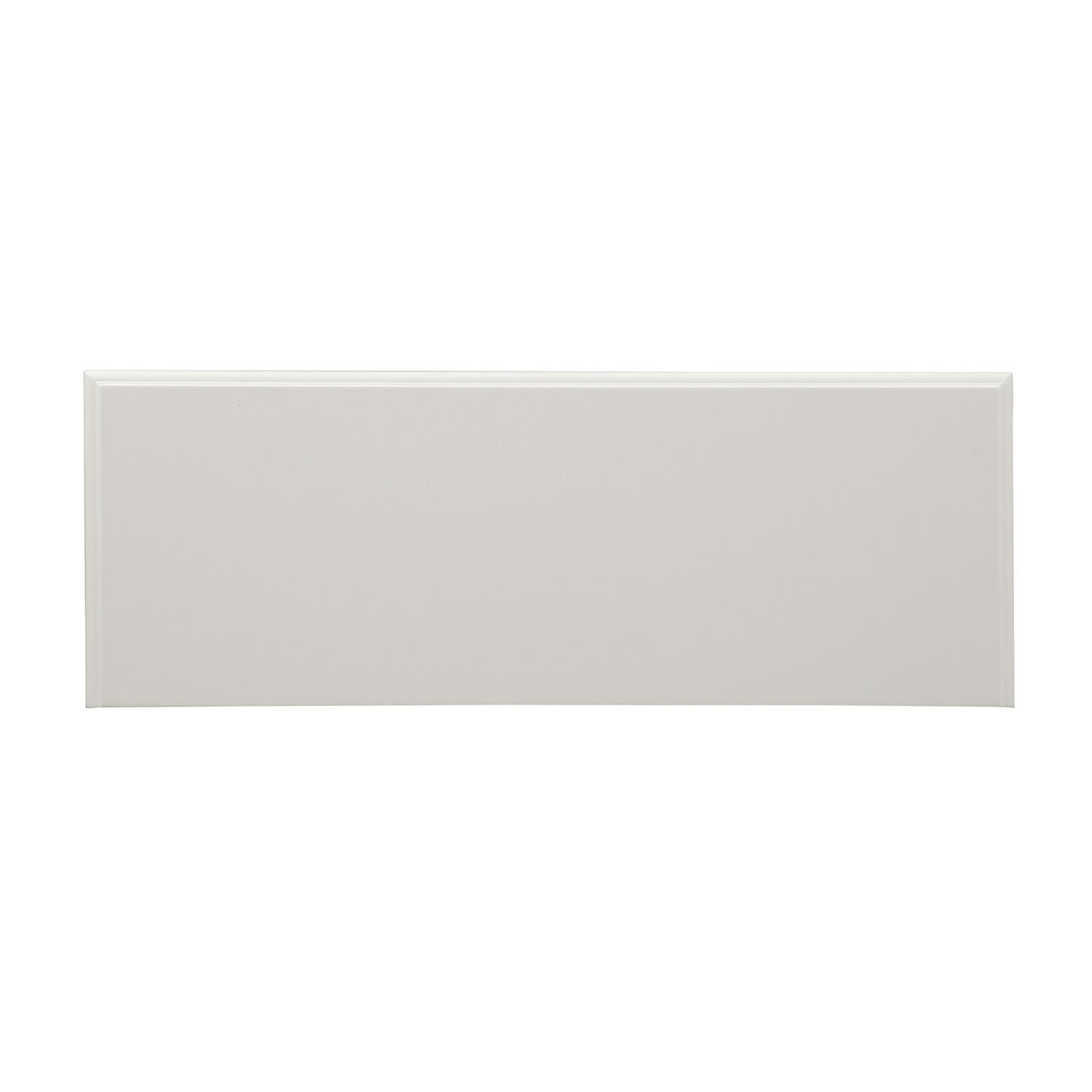 Commode multimédia - Blanc huître — La maison d'été met en valeur le meilleur du style cottage avec des accents de panneaux à persiennes dans une finition blanc huître