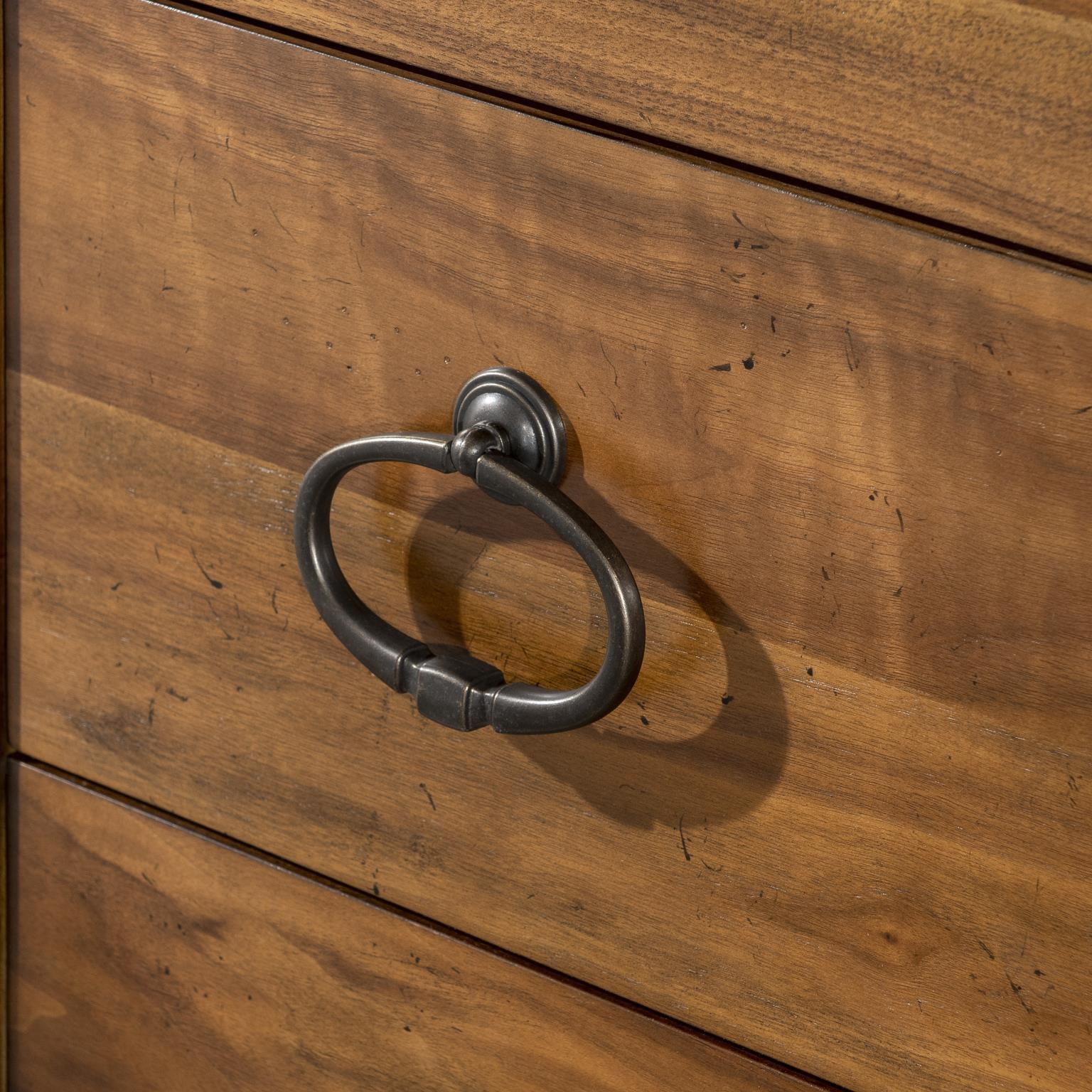 Commode – Noyer Héritage — cette collection allie un design intemporel à une fonctionnalité bien pensée pour les chambres et les salles à manger