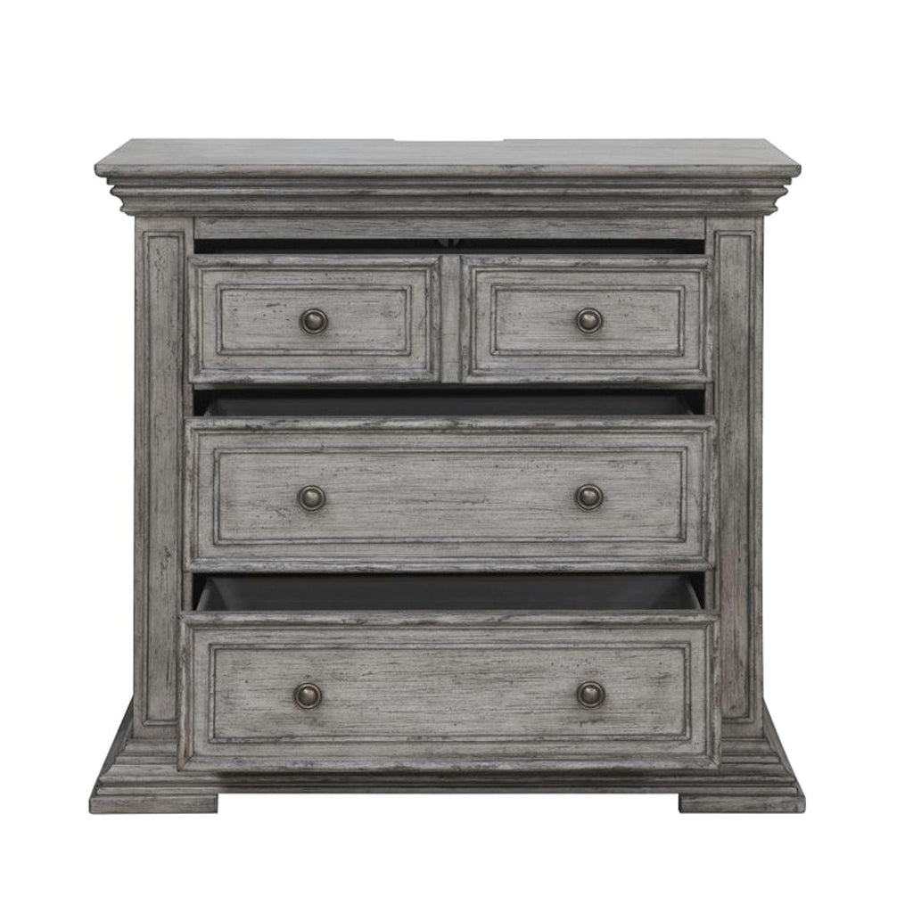 Commode de chevet avec station de recharge — Les façades de tiroir encadrées de bois et les pieds blocs complètent ce look traditionnel.