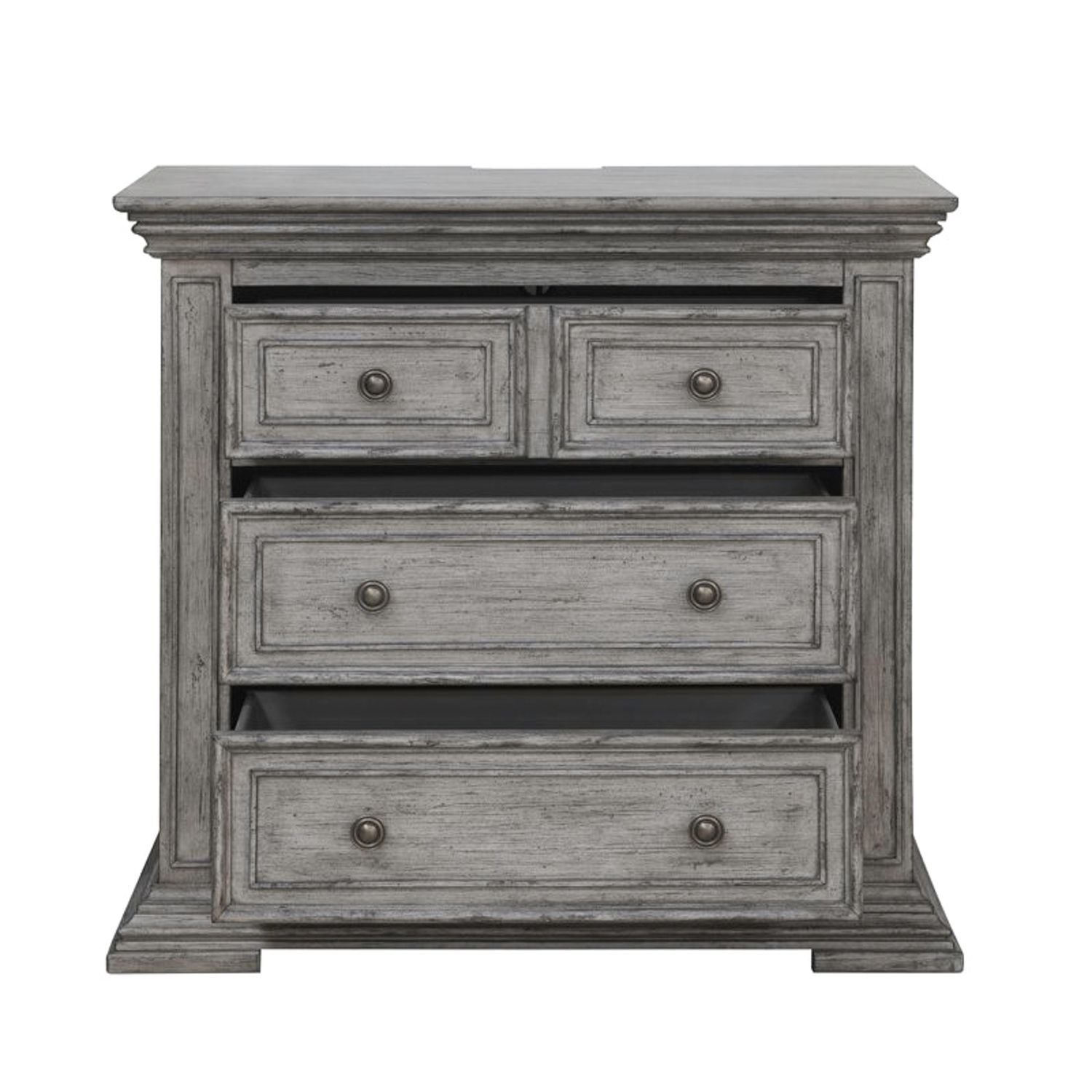 Commode de chevet avec station de recharge — Les façades de tiroir encadrées de bois et les pieds blocs complètent ce look traditionnel.