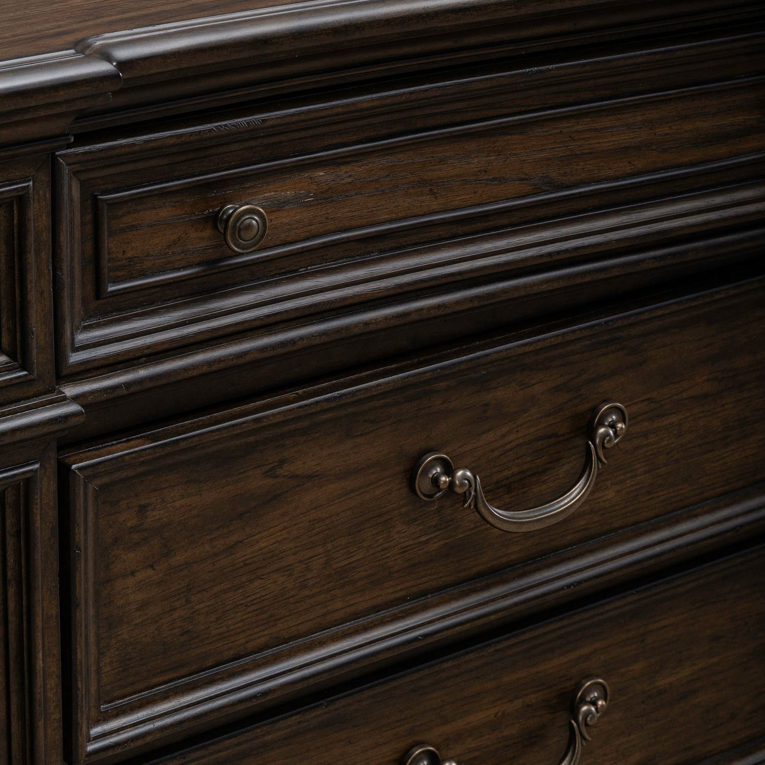 Commode et miroir - Château Marron — la Collection Providence Park reste un témoignage de la puissance durable du design classique