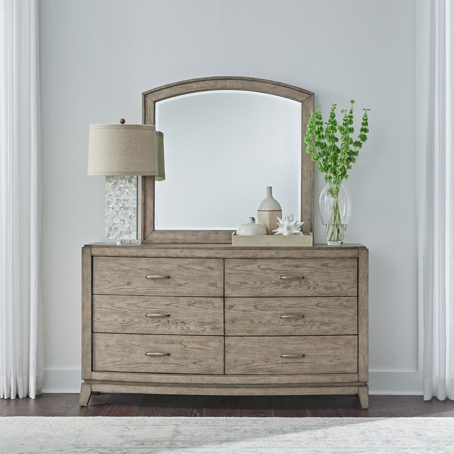 Commode à 6 tiroirs — Le design, qui met en valeur l'énergie et l'imagination, fait du style contemporain un incontournable, tandis que les silhouettes créent un