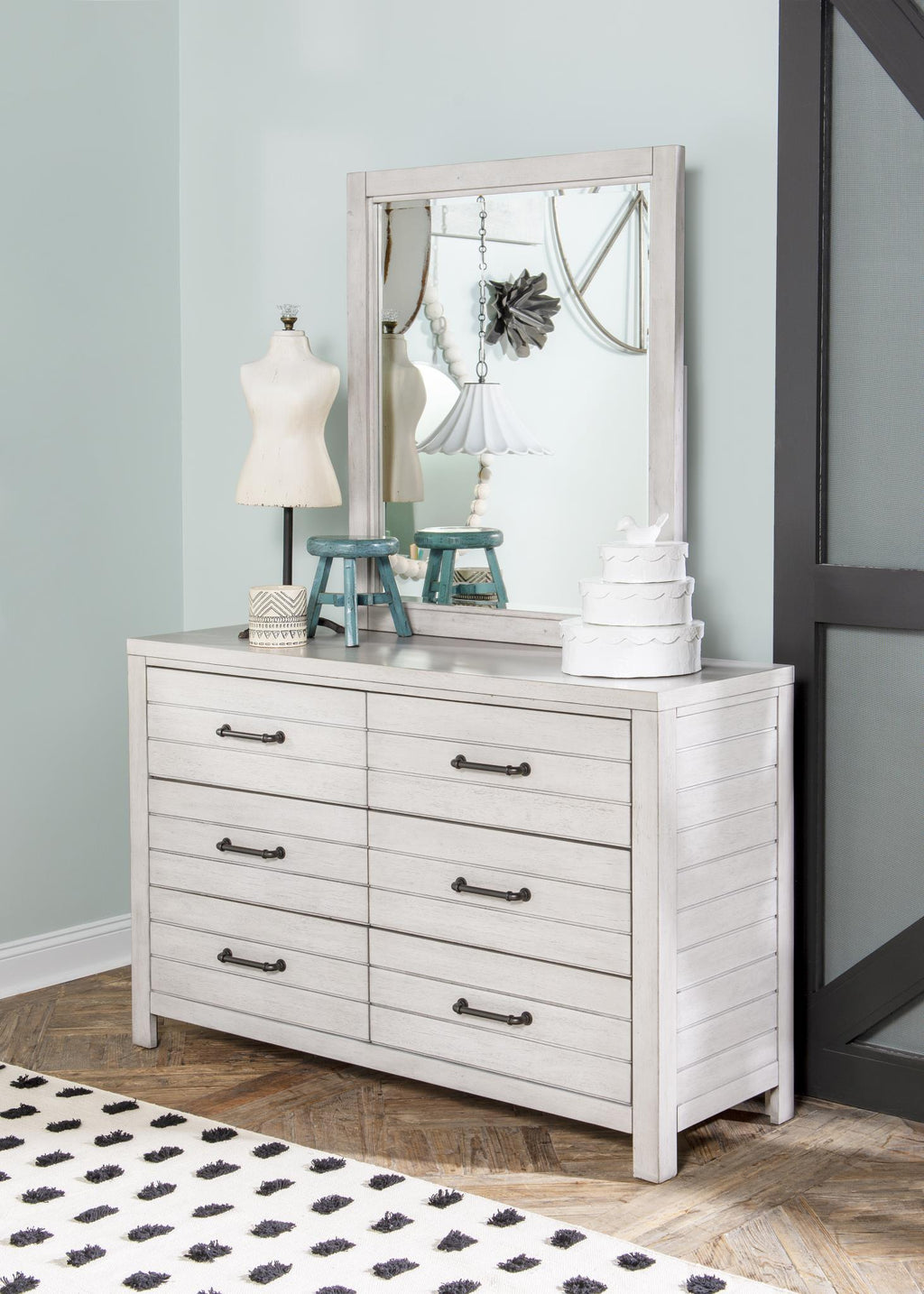 Commode — les détails des lattes sur les côtés et les façades des tiroirs ainsi que les plateaux épais ajoutent une touche rustique moderne à l'esthétique de l'ensemble.
