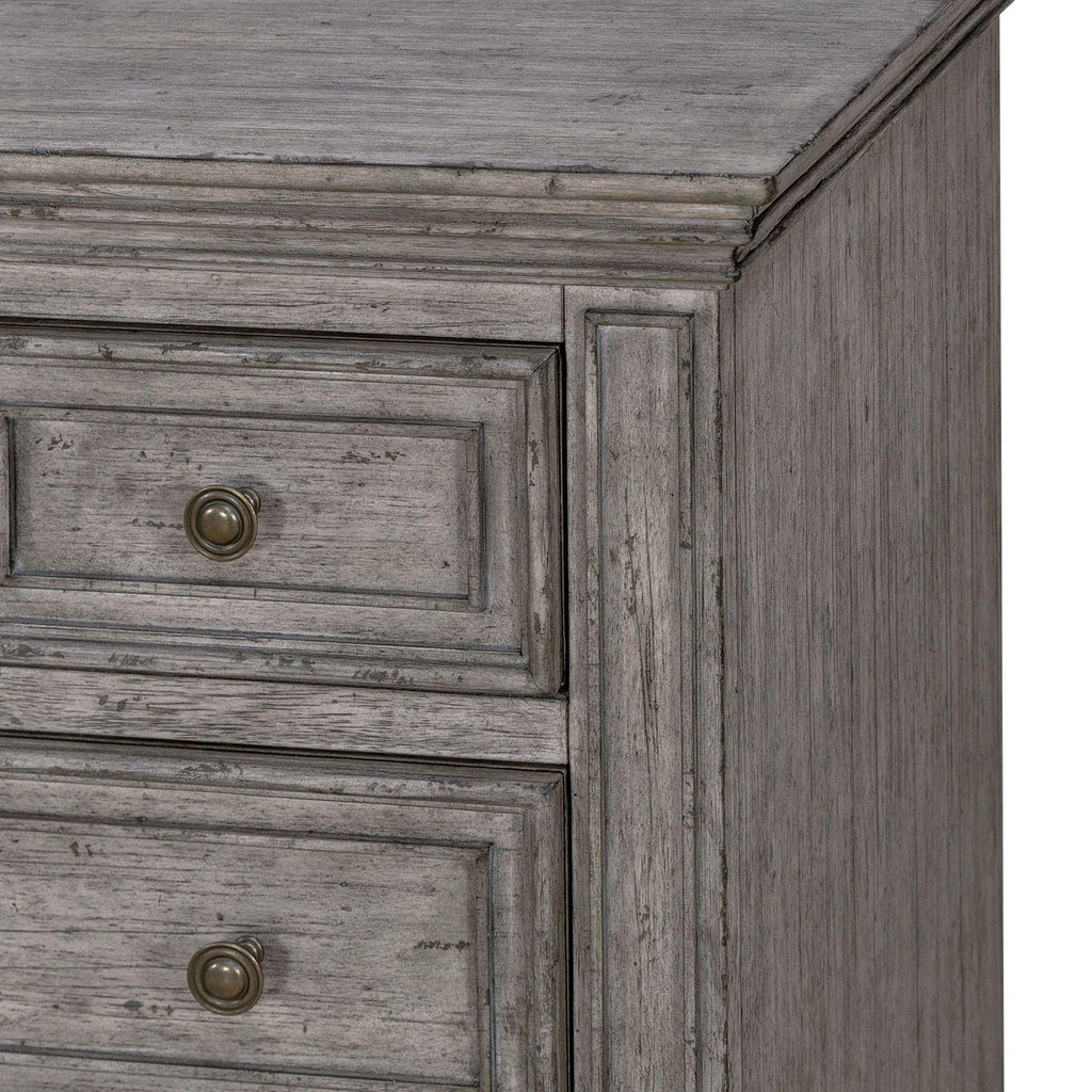 Commode de chevet avec station de recharge — Les façades de tiroir encadrées de bois et les pieds blocs complètent ce look traditionnel.