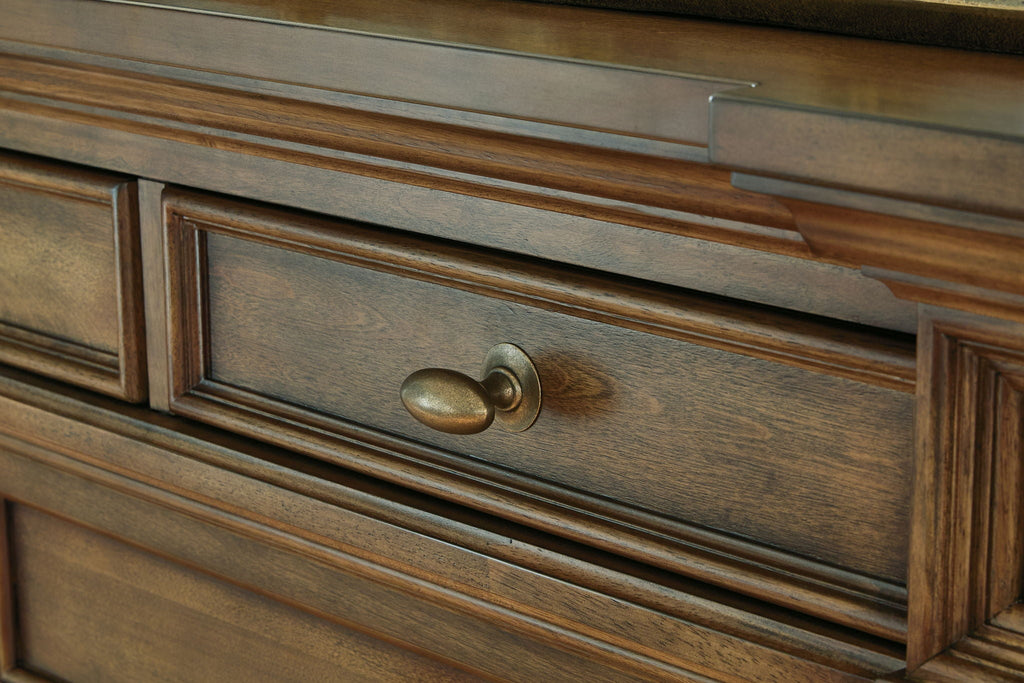 Commode — Des moulures de taille considérable et des poignées en laiton vieilli complètent la pièce avec élégance