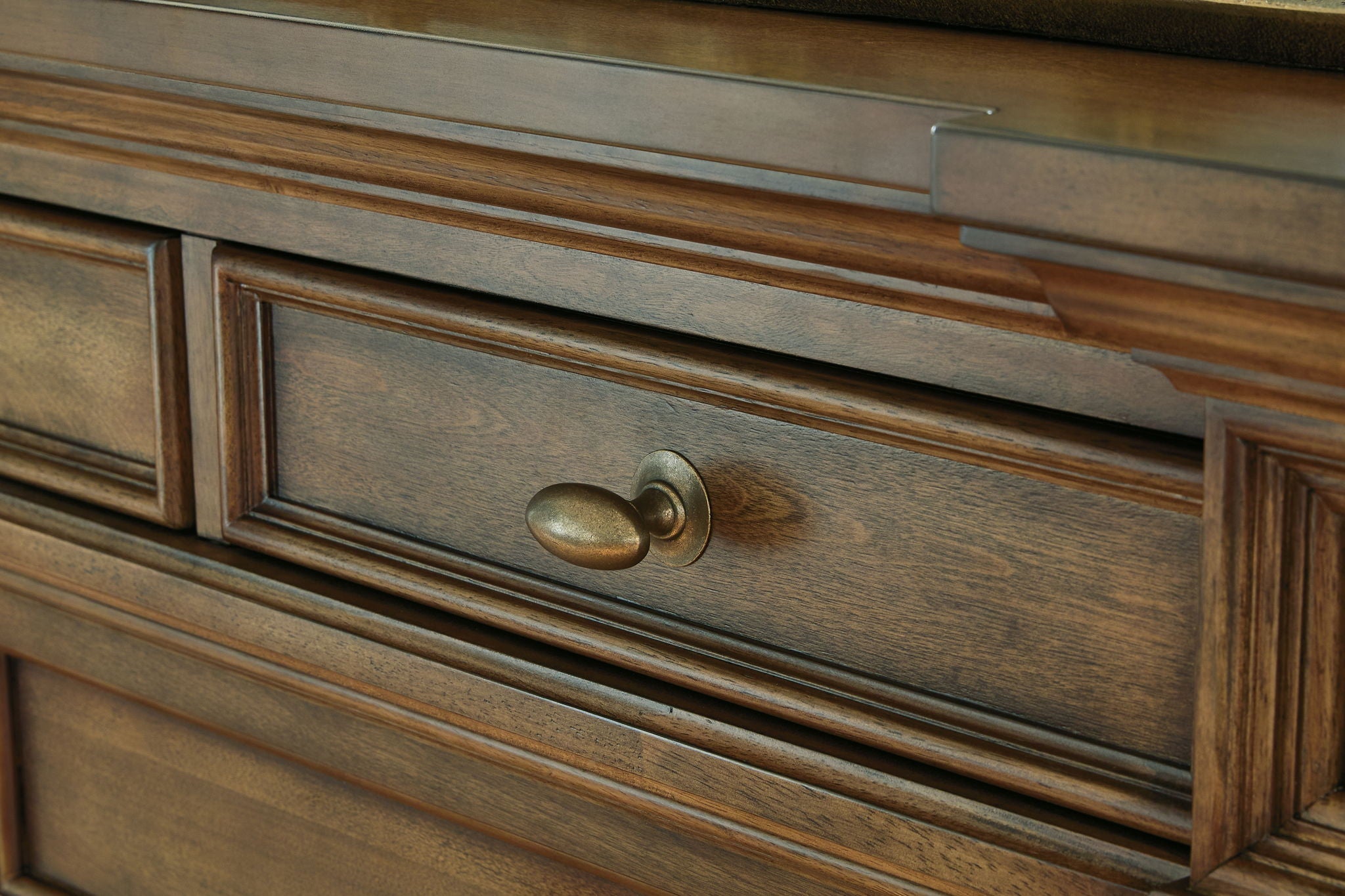 Commode — Des moulures de taille considérable et des poignées en laiton vieilli complètent la pièce avec élégance