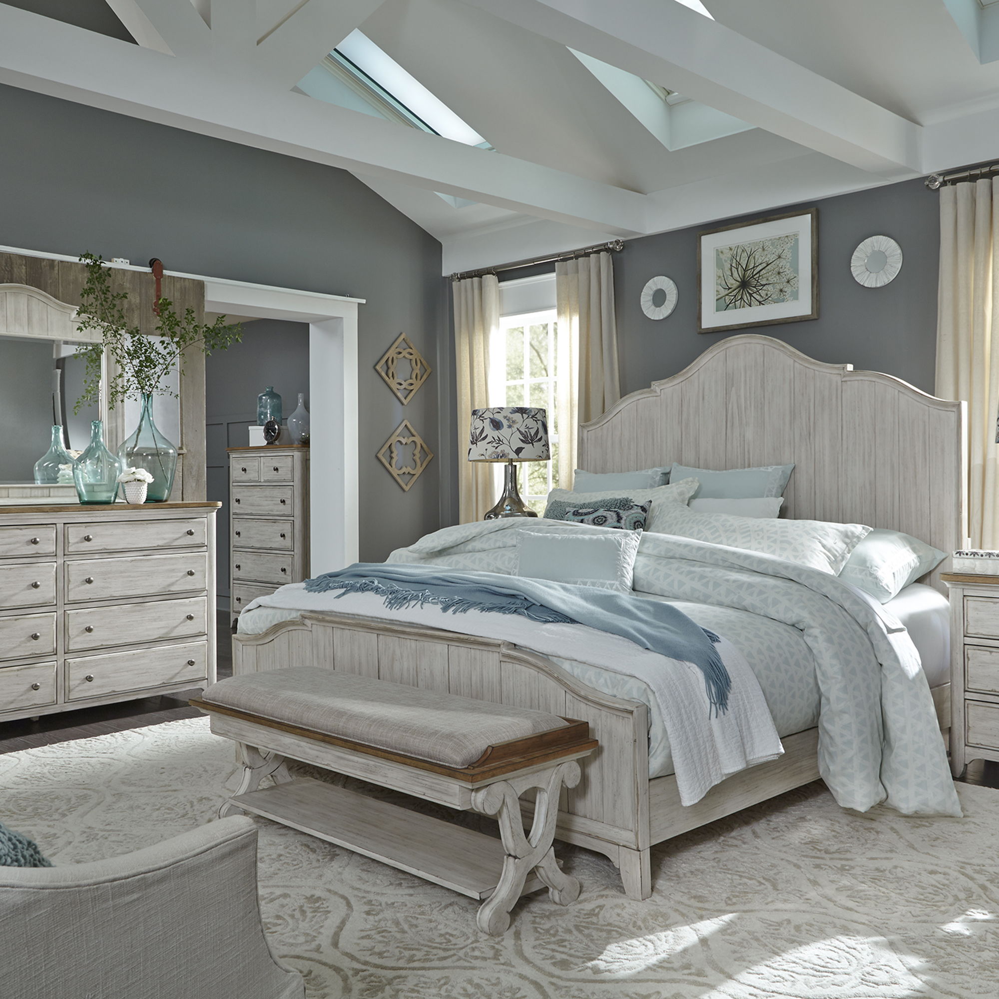 Commode 5 tiroirs – Blanc antique / Plateaux couleur châtaigne — ajoutez un style décontracté et vous obtenez un look classique avec une touche informelle