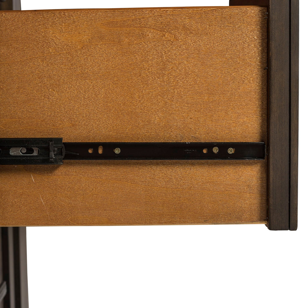 Commode à portes coulissantes – Marron vieilli – contemporain – Un mélange de matériaux aux finitions vieillies et aux tissus texturés.