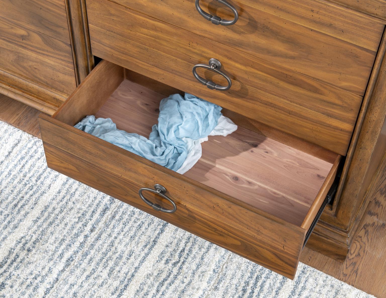 Commode – Noyer Héritage — cette collection allie un design intemporel à une fonctionnalité bien pensée pour les chambres et les salles à manger