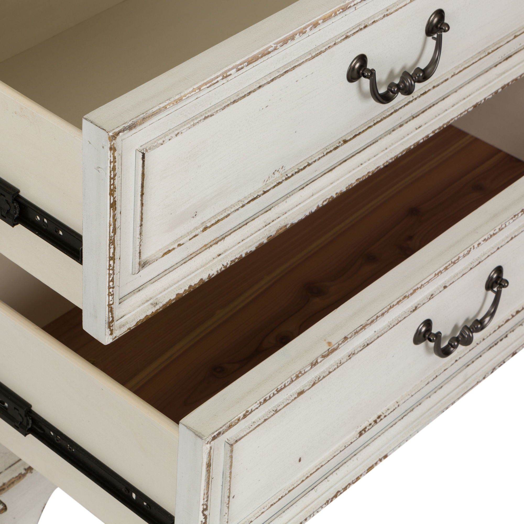 Commode 5 tiroirs – Blanc antique — Les poignées coquilles et anneaux en étain vieilli ajoutent la touche finale à la commode