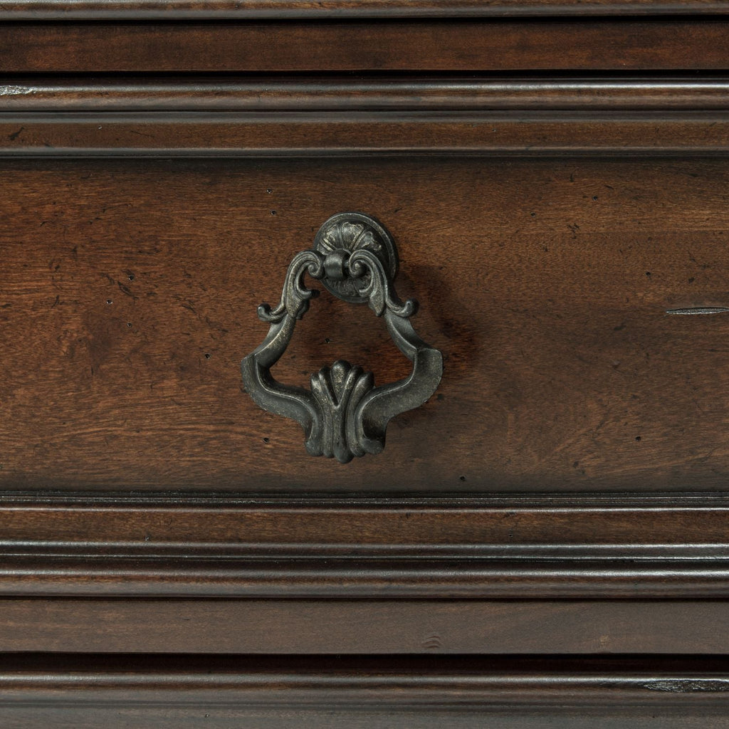 Commode et miroir – Brownstone — Une combinaison de proportions audacieuses et spectaculaires et de formes douces crée un style traditionnel décontracté