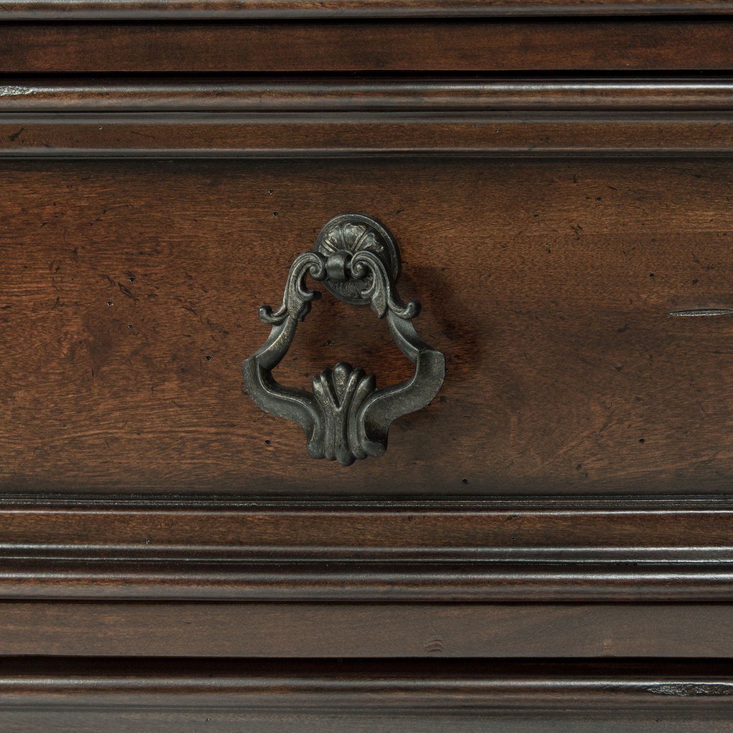 Commode et miroir – Brownstone — Une combinaison de proportions audacieuses et spectaculaires et de formes douces crée un style traditionnel décontracté