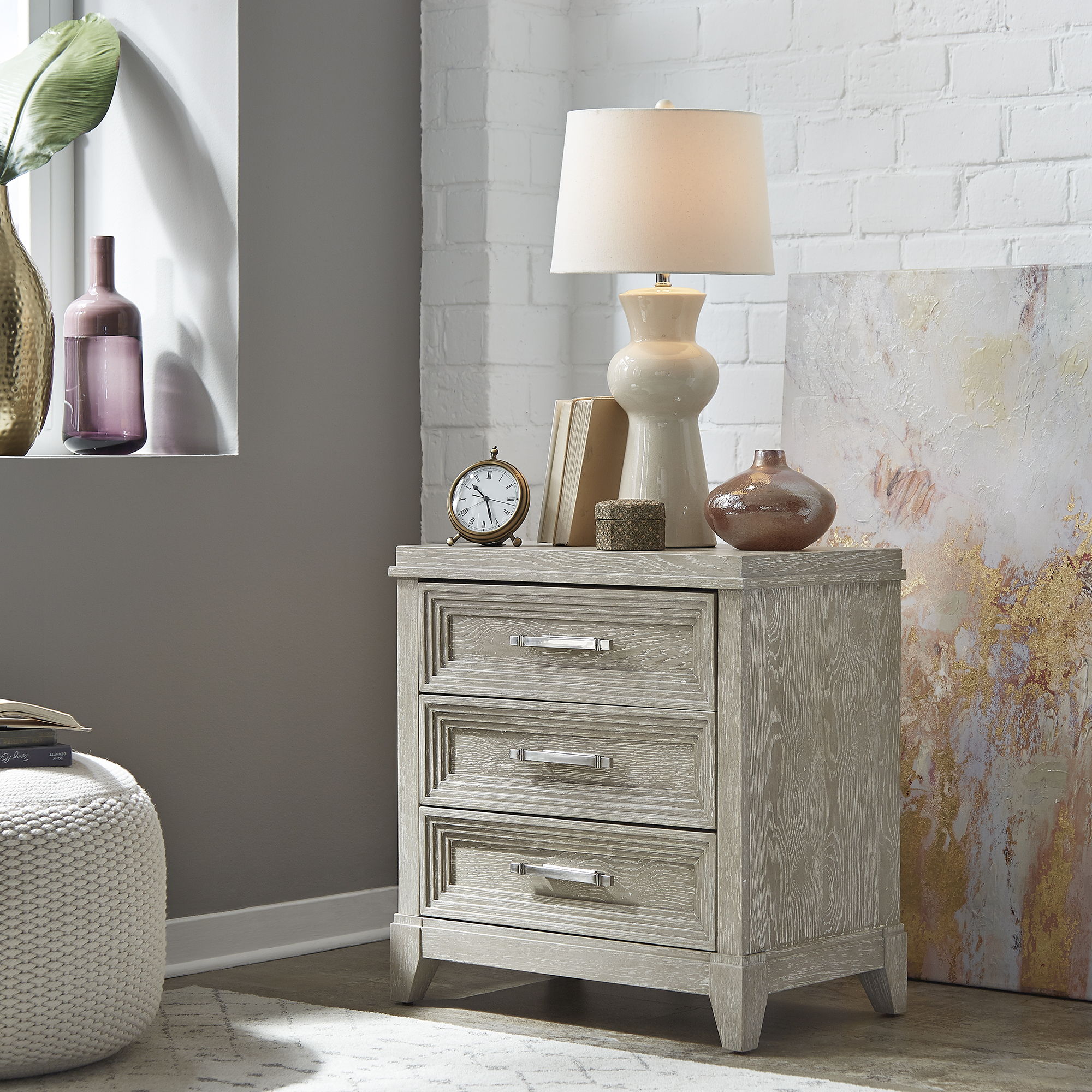 Table de chevet 3 tiroirs - Taupe délavé — Les styles sont souvent simplistes avec des touches luxueuses comme l'acier inoxydable ou le velours