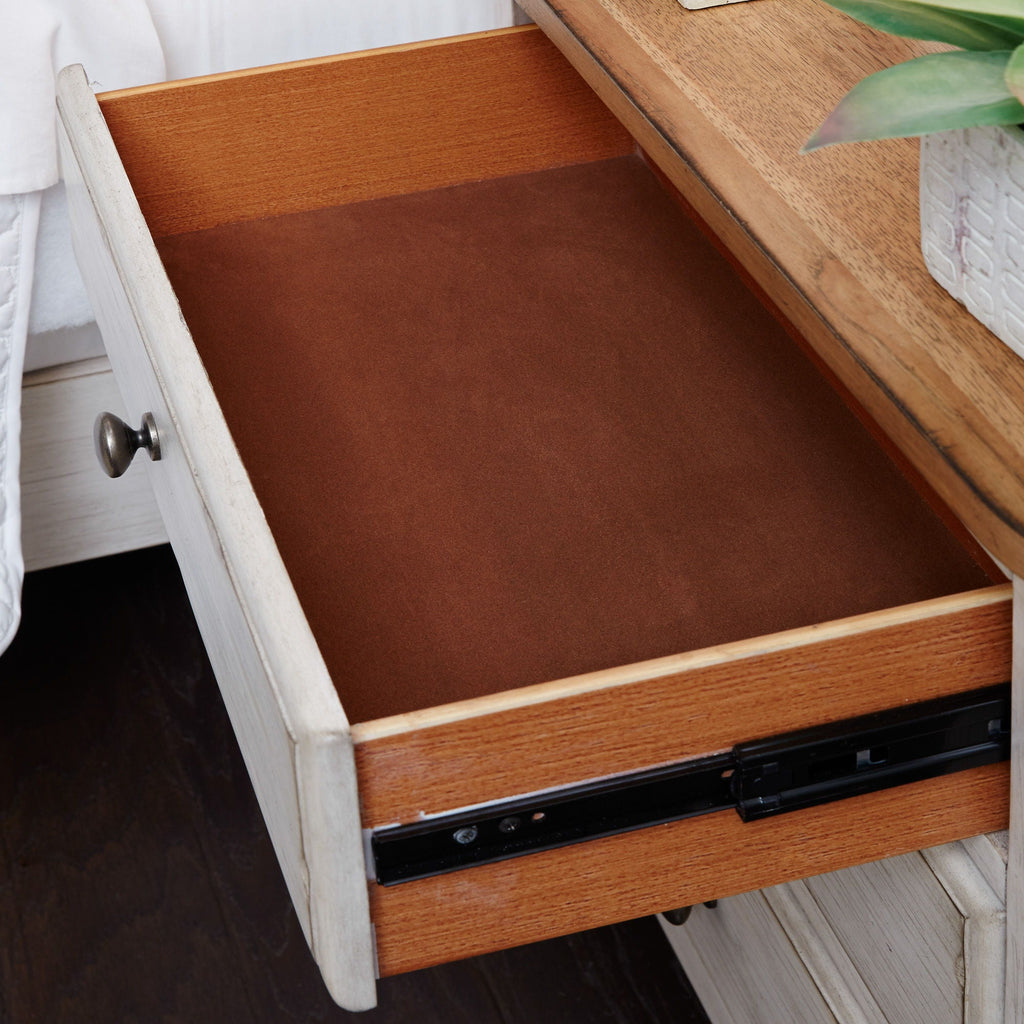 Table de chevet à 3 tiroirs avec station de charge - Blanc antique / Dessus couleur châtaigne — Des looks qui s'intègrent facilement dans les maisons d'aujourd'hui