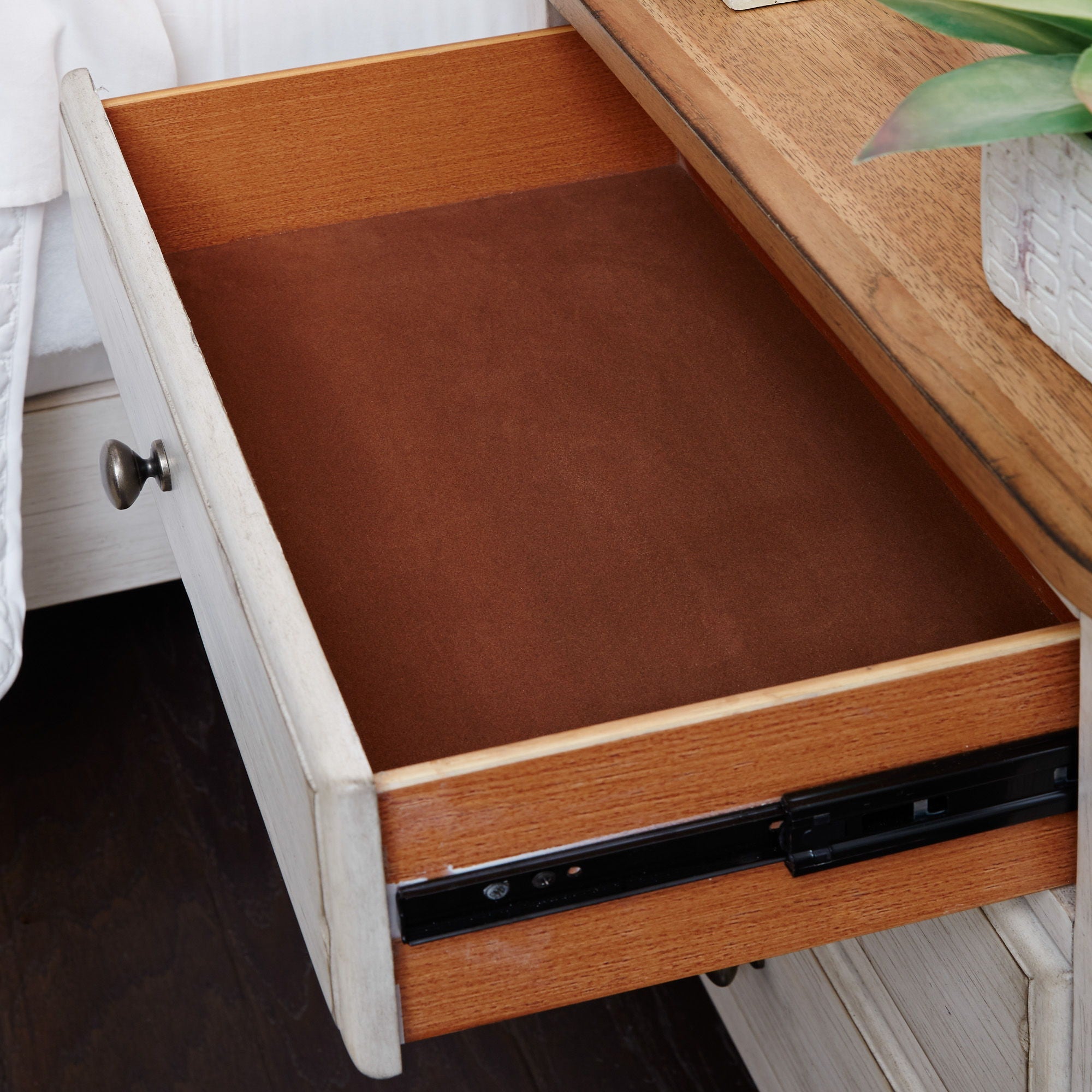 Table de chevet à 3 tiroirs avec station de charge - Blanc antique / Dessus couleur châtaigne — Des looks qui s'intègrent facilement dans les maisons d'aujourd'hui