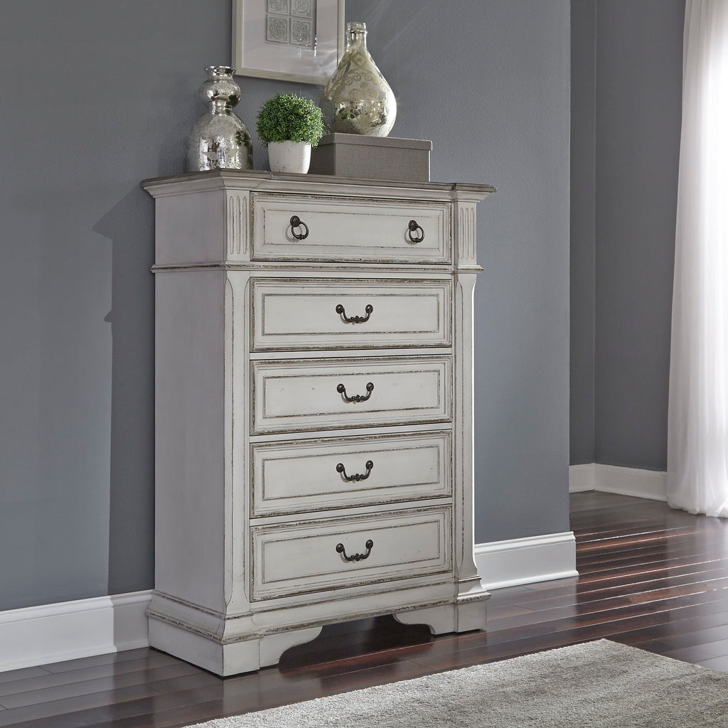 Commode 5 tiroirs – Blanc antique — Les poignées coquilles et anneaux en étain vieilli ajoutent la touche finale à la commode