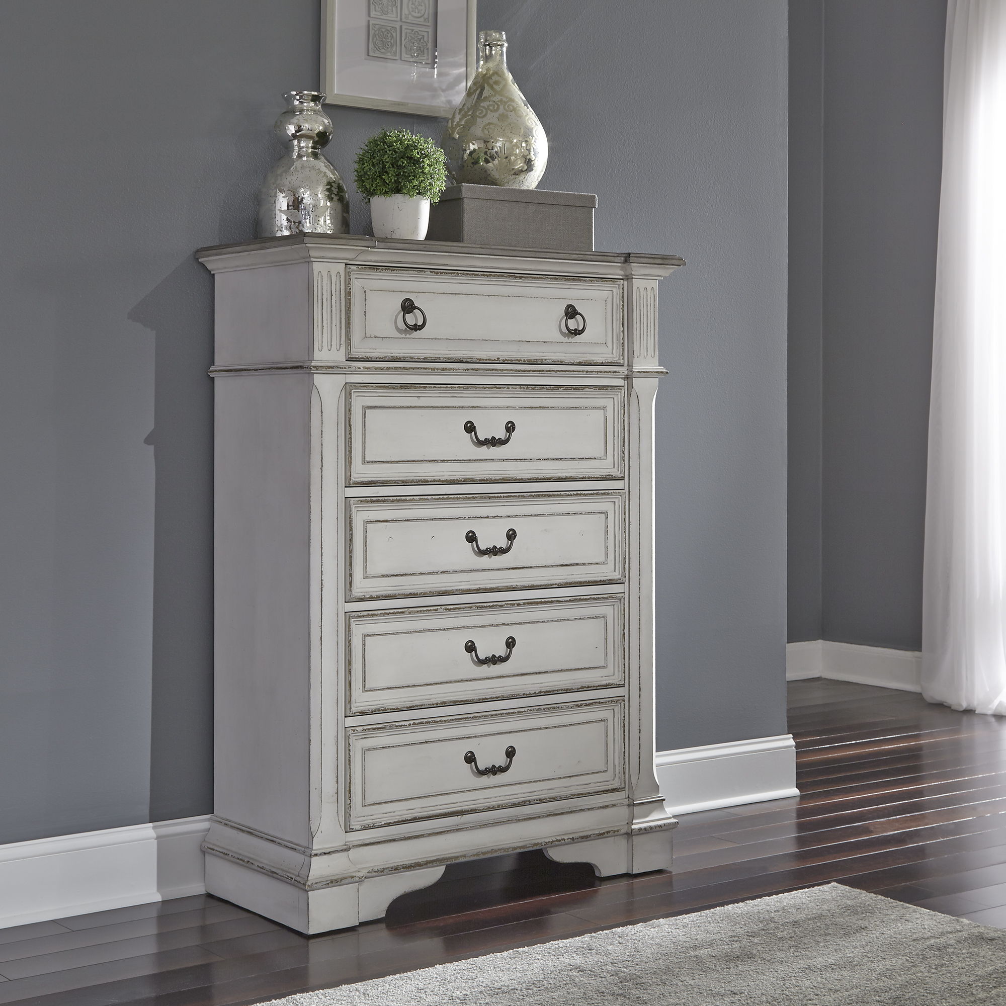 Commode 5 tiroirs – Blanc antique — Les poignées coquilles et anneaux en étain vieilli ajoutent la touche finale à la commode