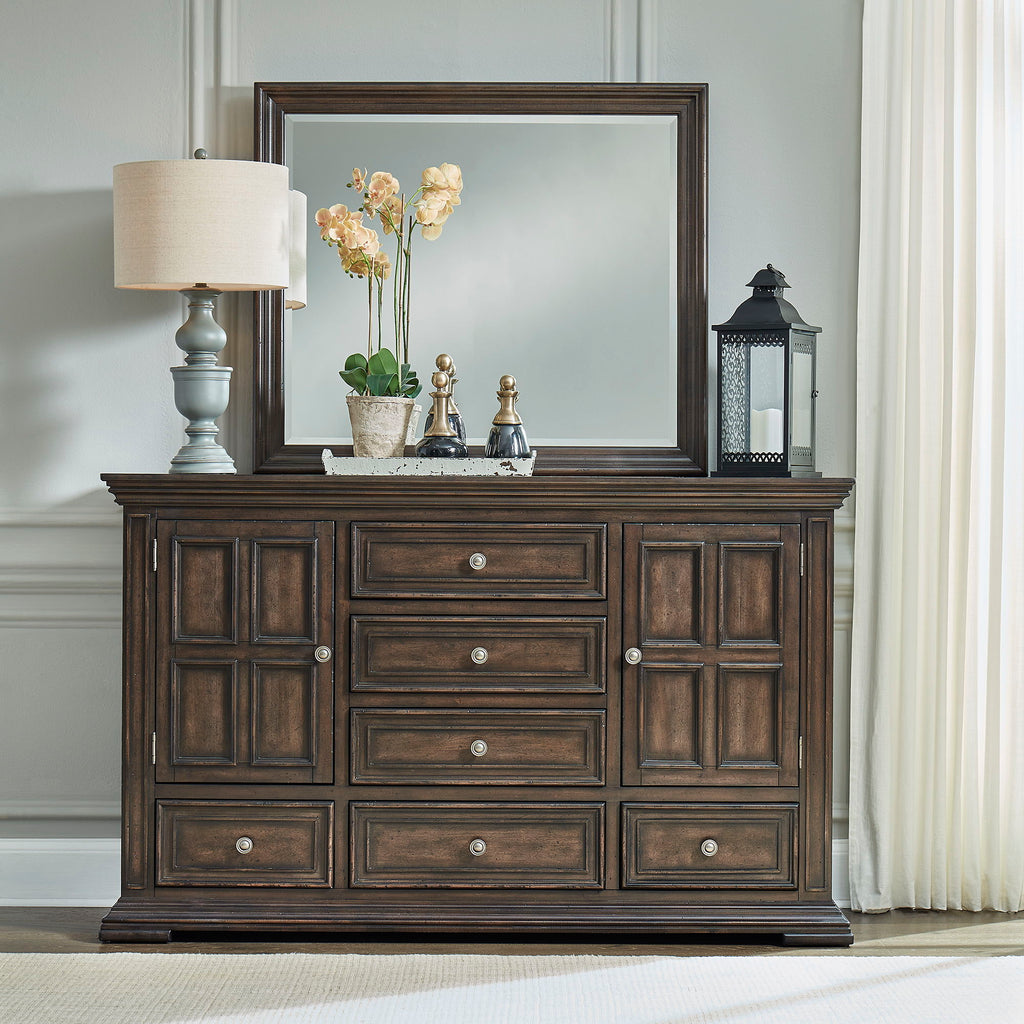Commode et miroir — Fabriqués en bois d'hévéa massif avec des placages de bouleau, cet ensemble présente une finition « brownstone » très vieillie.