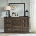 Commode et miroir — Fabriqués en bois d'hévéa massif avec des placages de bouleau, cet ensemble présente une finition « brownstone » très vieillie.