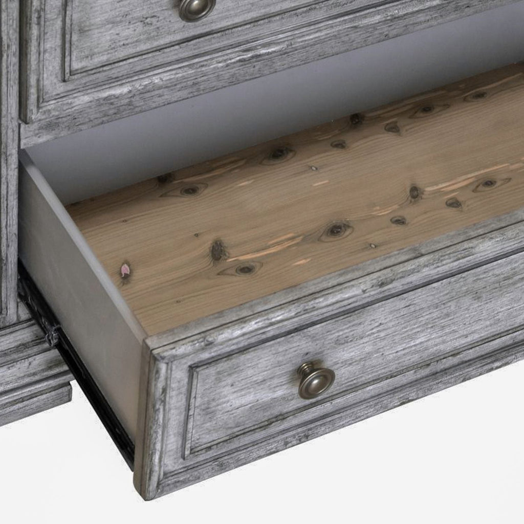 Commode de chevet avec station de recharge — Les façades de tiroir encadrées de bois et les pieds blocs complètent ce look traditionnel.