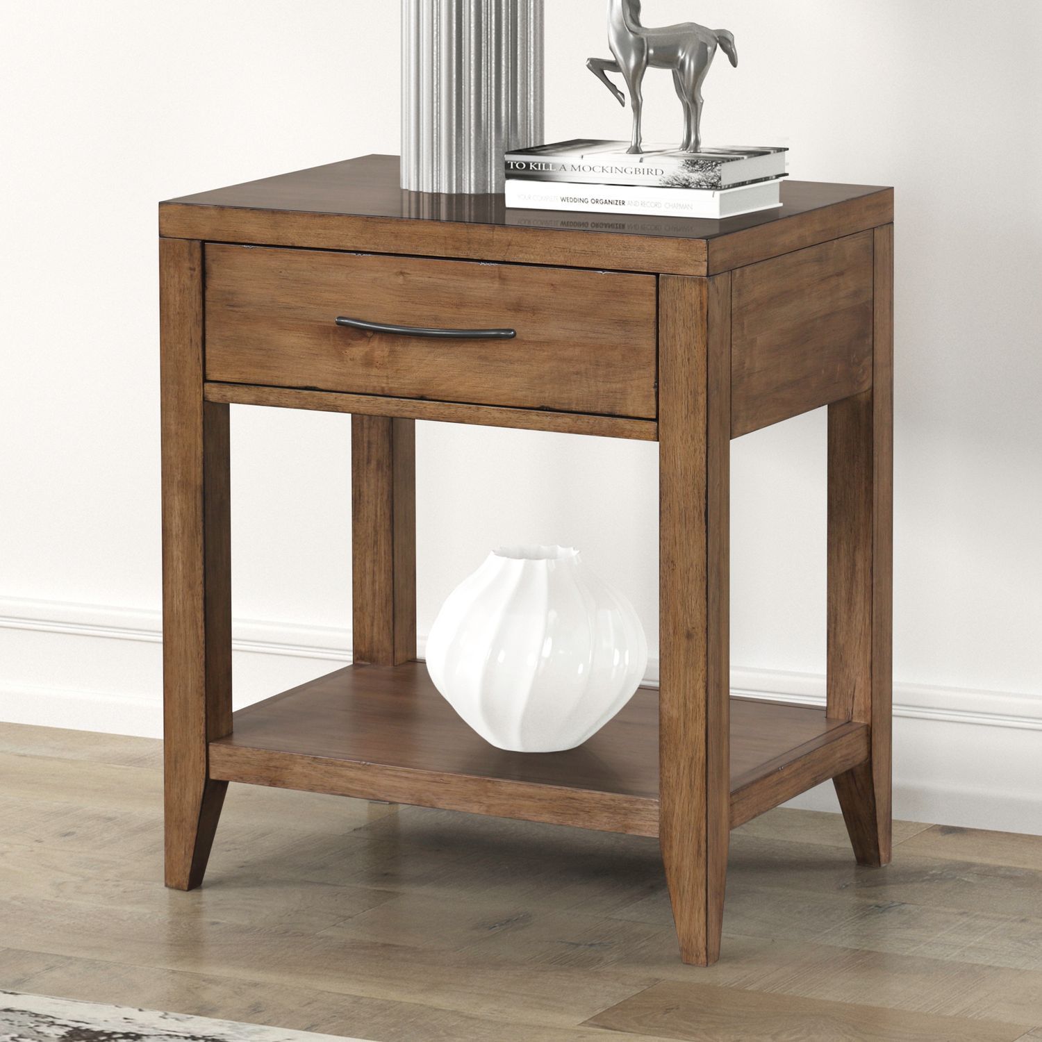 Table de chevet ouverte avec station de charge – Brun moisson — Elle intègre des éléments de design provenant de plusieurs siècles