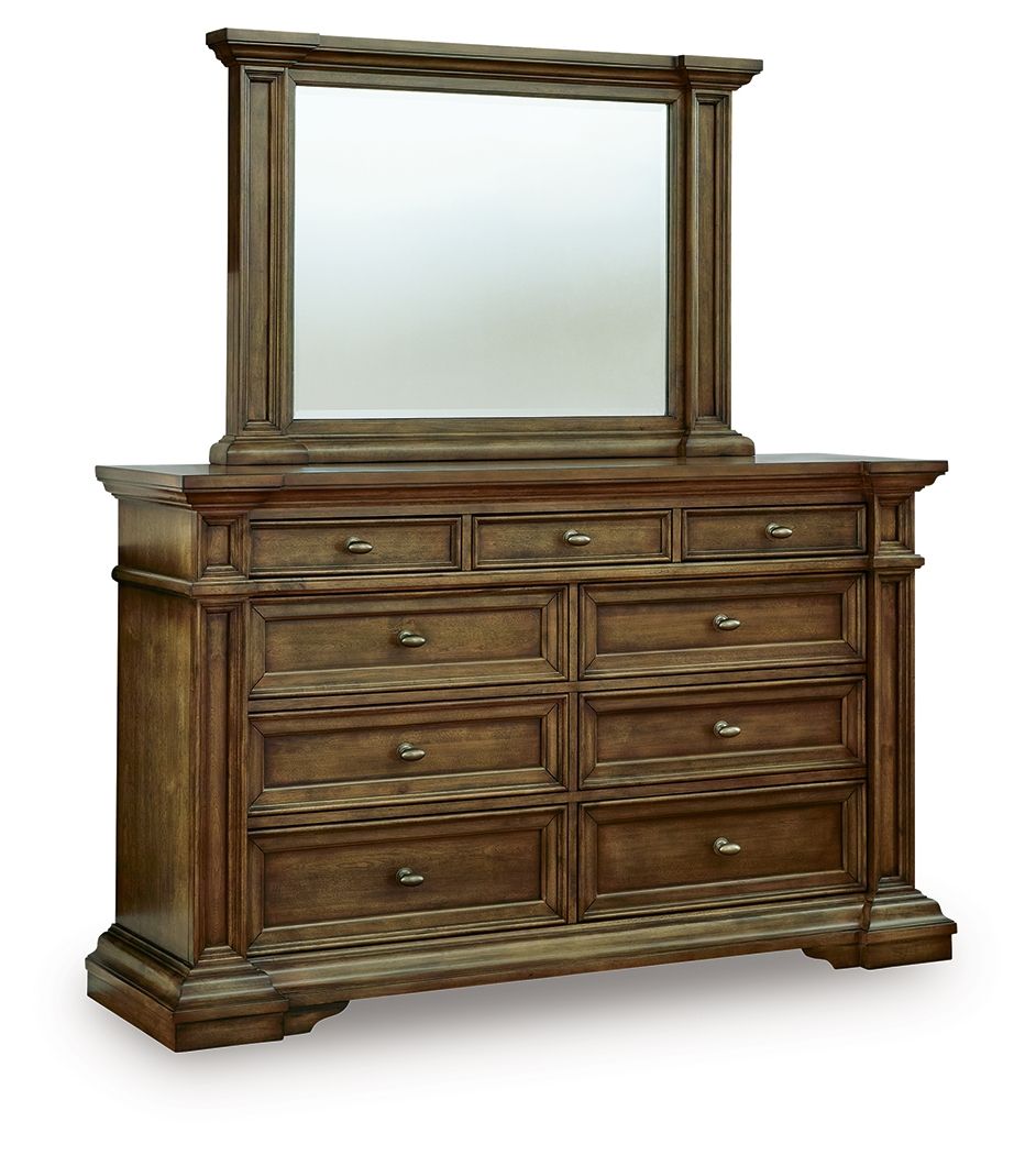 Commode — Des moulures de taille considérable et des poignées en laiton vieilli complètent la pièce avec élégance