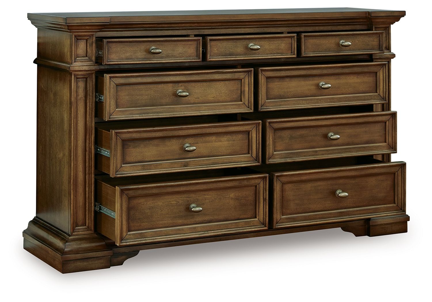 Commode — Des moulures de taille considérable et des poignées en laiton vieilli complètent la pièce avec élégance