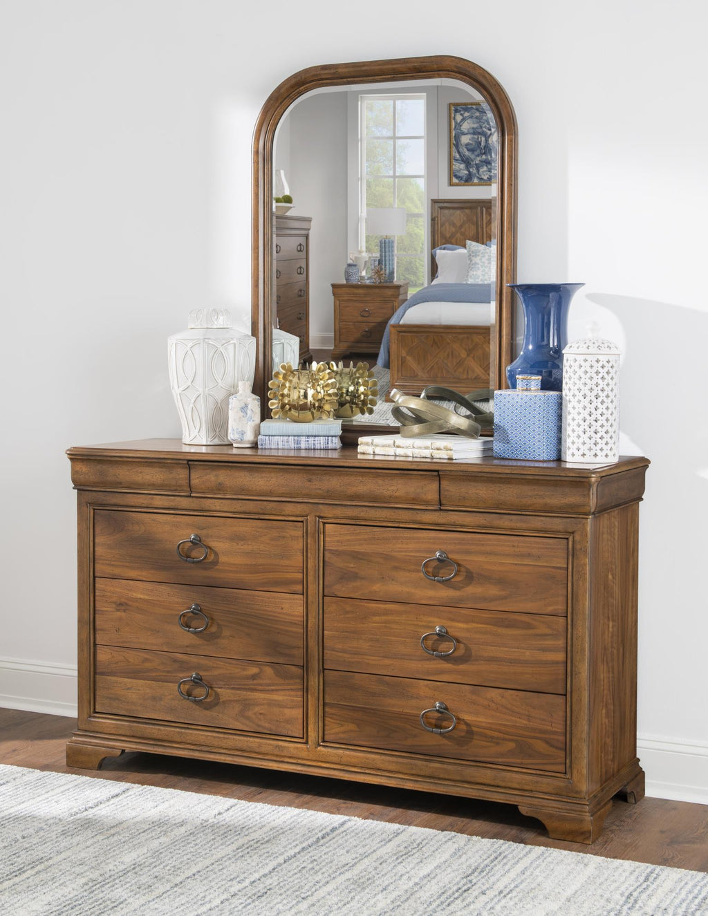 Commode – Noyer Héritage — cette collection allie un design intemporel à une fonctionnalité bien pensée pour les chambres et les salles à manger