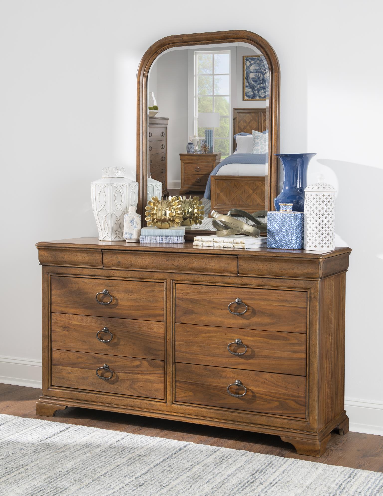 Commode – Noyer Héritage — cette collection allie un design intemporel à une fonctionnalité bien pensée pour les chambres et les salles à manger