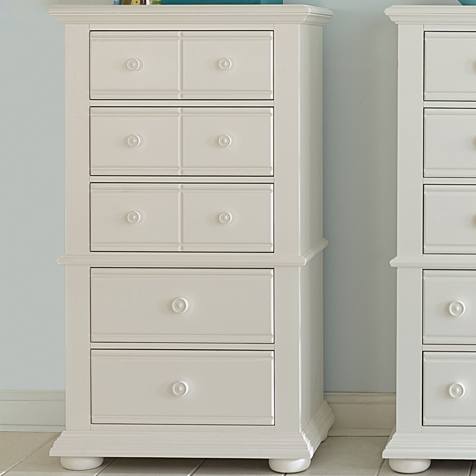Commode à lingerie – Blanc huître — Summer House présente le meilleur style chalet avec des accents de panneaux persiennes dans une finition blanc huître