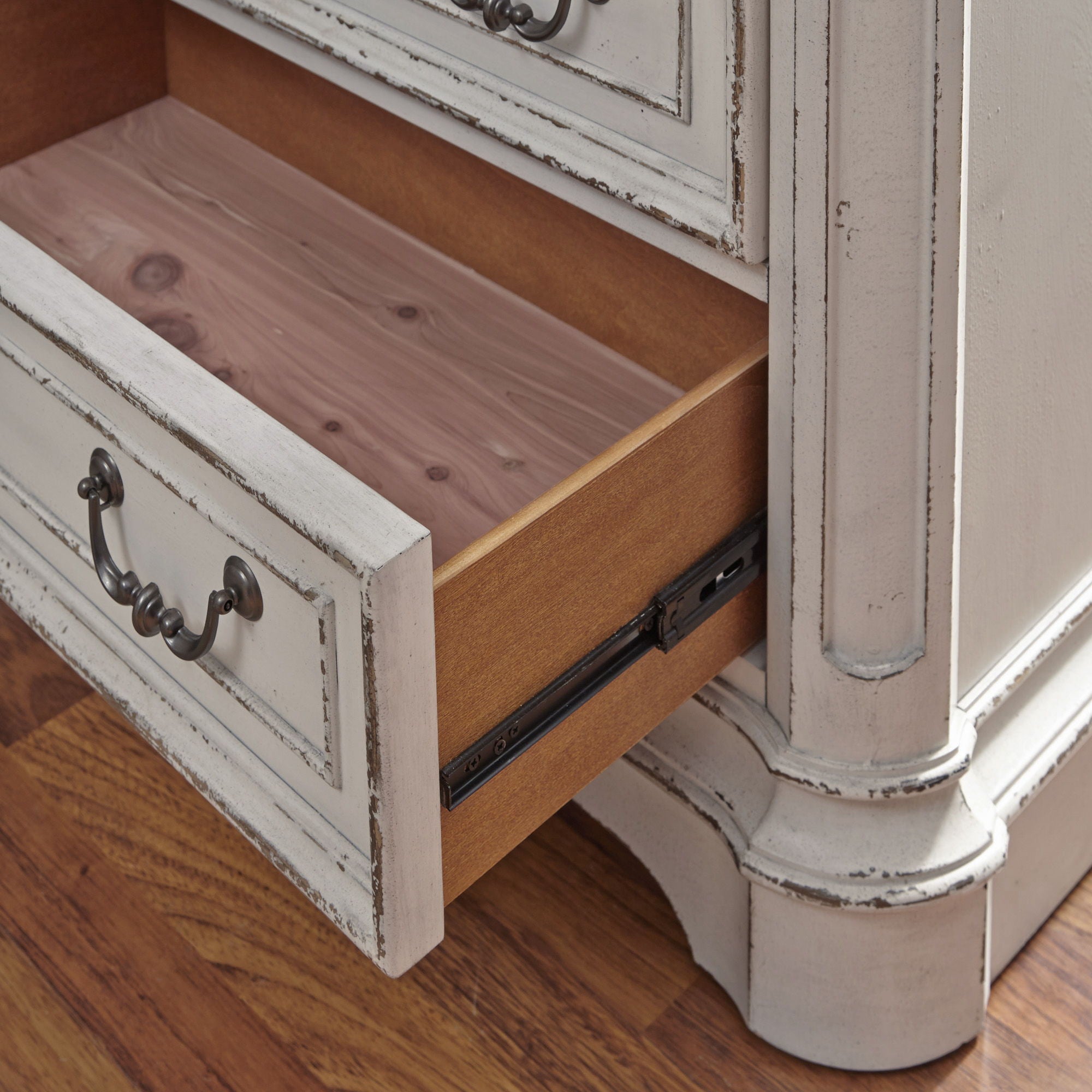 Commode de chevet à 3 tiroirs avec station de charge - Blanc antique — Le mélange des influences européennes crée un style vraiment unique pour tout
