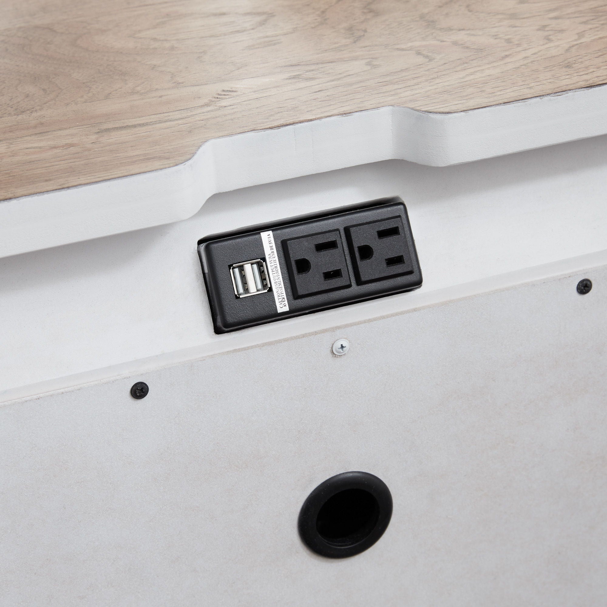 Table de chevet à 3 tiroirs avec station de charge - Blanc antique / Dessus couleur châtaigne — Des looks qui s'intègrent facilement dans les maisons d'aujourd'hui