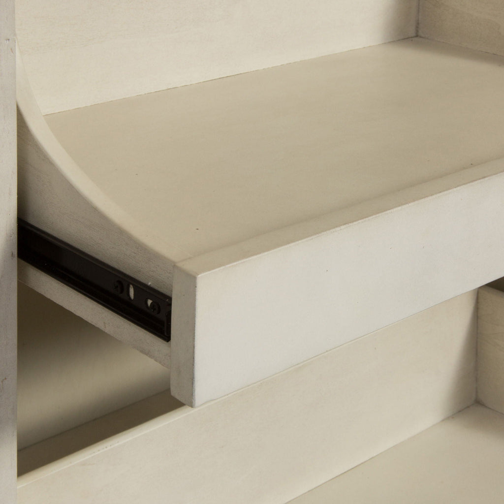 Commode à portes – Blanc antique — Le mélange d'influences européennes crée un style vraiment unique pour tout espace de vie